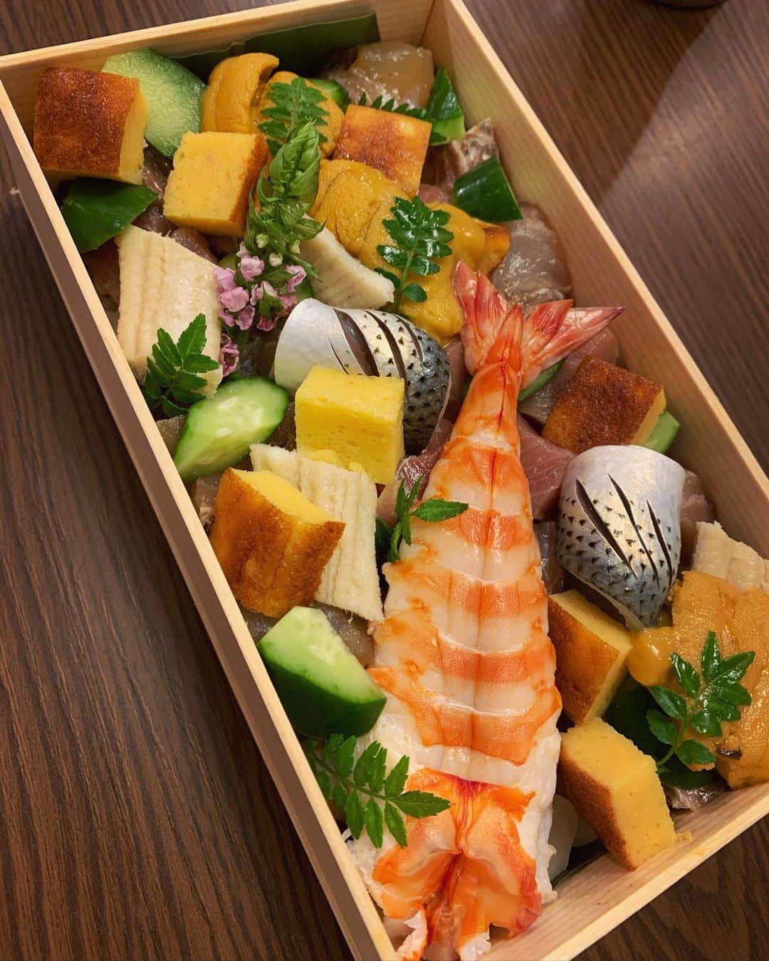 仁藤みさきのインスタグラム：「もう3.4ヶ月外食はしてないけど 久々に美味しいものを😭🙏❣️ @sushi.minohara.akasaka さんのちらし寿司 お家でこれ食べれるのはすごすぎ😭 でもみのはらさんのにぎったお寿司食べ行きたいなー 行けるのいつになるんだろう、、 緊急事態宣言出てなくても、もしもどこかで自分が感染して家族とか色んな人に迷惑かけたらって考えるし ほんとにスーパーくらいしか外に出てないな😭  #ちらし寿司 #デリバリー #寿司　#sushi」