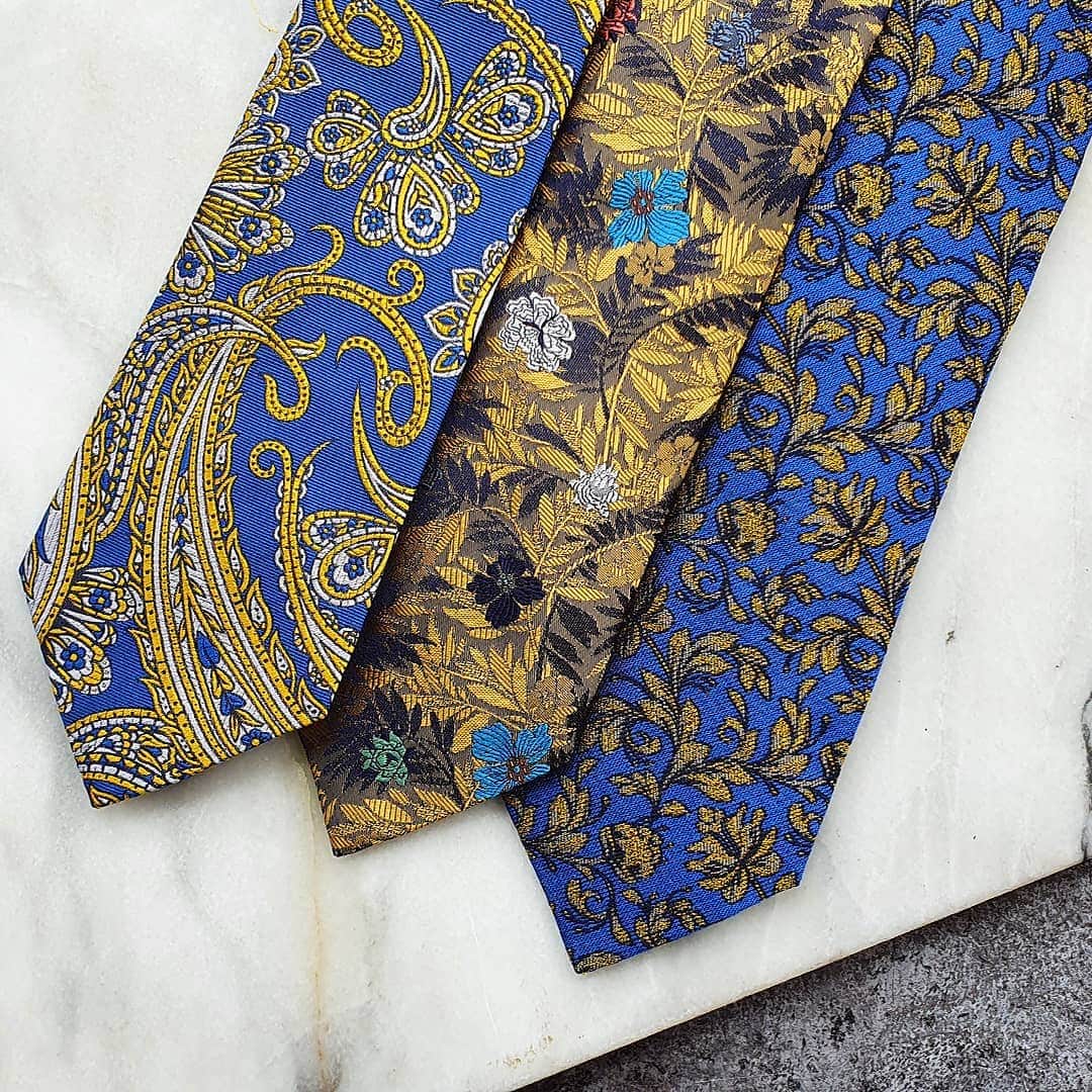 ドゥシャンのインスタグラム：「Contrasting & vibrant whilst remaining contemporary - Italian woven, 100% silk neckwear available online and in Selfridges & Harvey Nichols.」