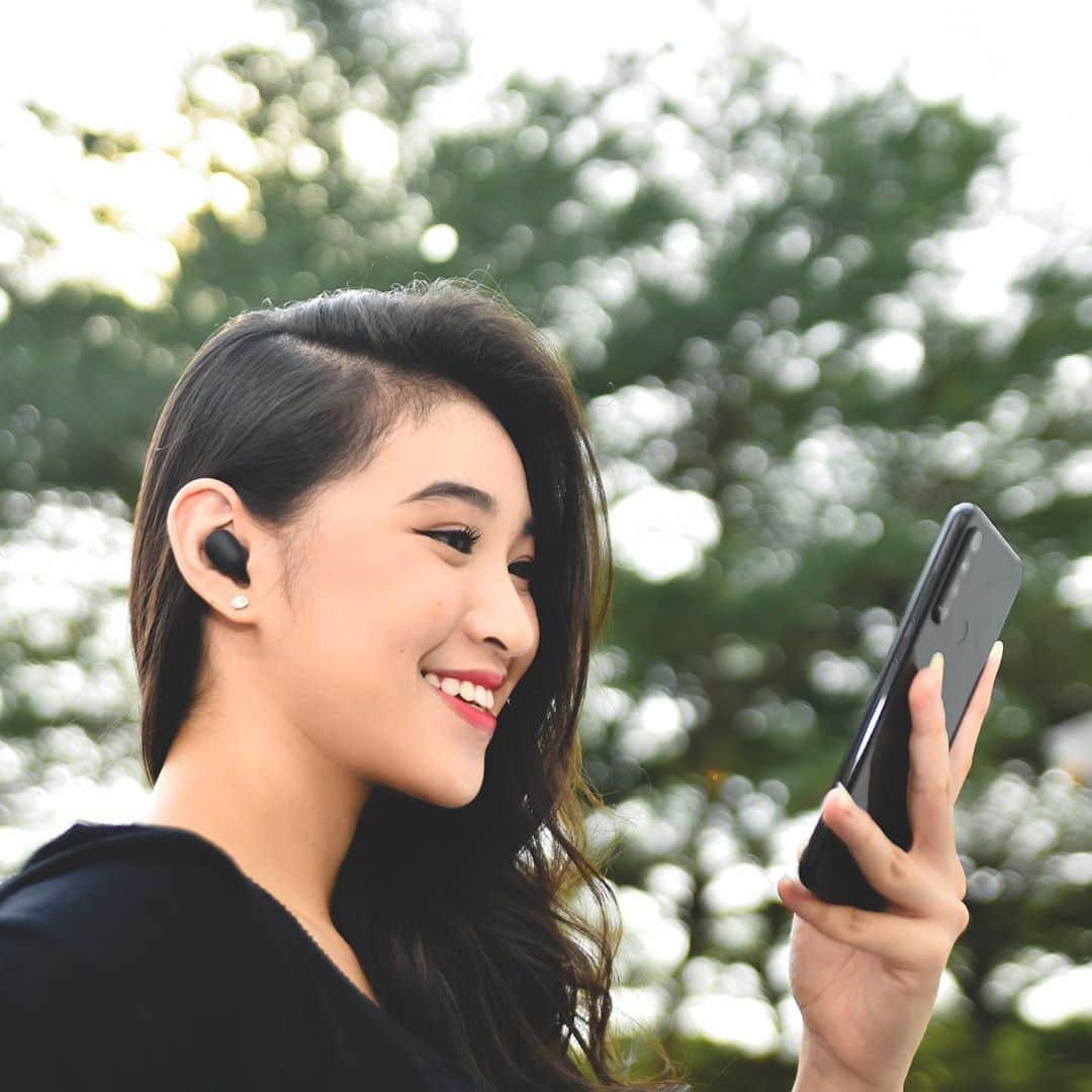 シャニ・インディラ・ナティオさんのインスタグラム写真 - (シャニ・インディラ・ナティオInstagram)「Aku udh cobain earbuds baru dari Xiaomi lho! Namanya Mi True Wireless Earbuds Basic S. Nyaman dan pas bgt di telinga jd gausah takut jatuh deh hehe TWS ini bisa di pakai normal (dual) atau satu earbuds aja (single) Kualitas suaranya juga oke banget!   Kamu bisa dapatkan Mi True Wireless Earbuds Basic S mulai tanggal 20 Juli 2020 jam 13.00  Untuk penjulan pertama ada harga special nih di Shopee dan Mi.com harganya 249.000  Oh iya, TWS juga udh di lengkapi "game mode" pas banget buat kamu yg suka main game!  Catat tanggalnya ya jangan sampai kehabisan✨ @xiaomi.indonesia #MiTWSBasicS #CewekPilihXiaomi」7月17日 20時24分 - jkt48shani