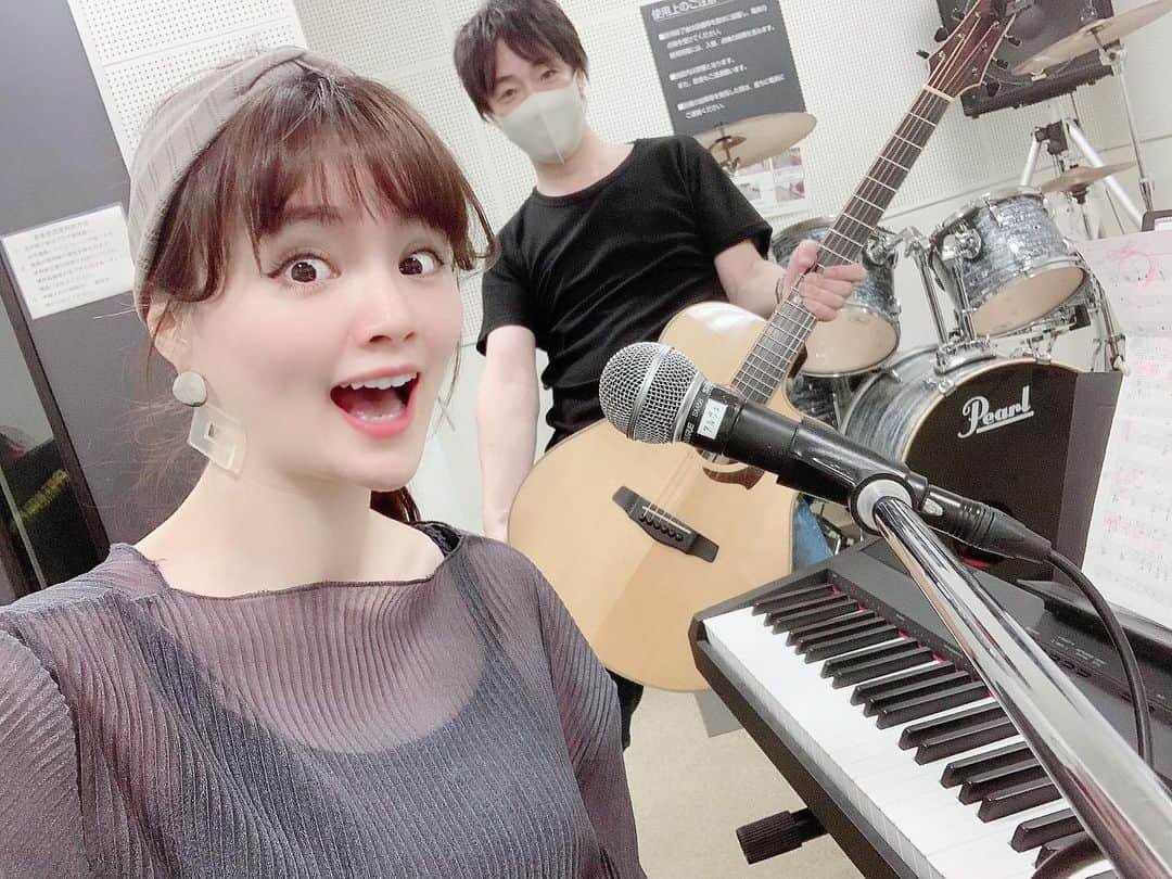 高田由香さんのインスタグラム写真 - (高田由香Instagram)「. いよいよ明日は７ヶ月ぶりのLIVE！ . サポートギター山手さんと リハーサルしてきました！ . 久しぶりのアレンジ作業も演奏も本当に楽しい。 当たり前にできていたことのありがたさを本当に実感しました。 . 野外での１時間ステージ 入場無料なのでぜひ遊びにきてね！ . . 『yokote east beer garden』 【日程】2020年7月18日(土) 【会場】よこてイースト内「にぎわいひろば」 秋田県横手市駅前町1-10 【出演】高田由香 【時間】18:30〜19:30 Gt.山手昌行 . . そして明日はこちらも全国どこからでも radikoで聴いてね😃 メール待ってるよ！ . 福岡CROSS FM 「高田由香 Here!」 毎週土曜日18:00～OA」7月17日 20時33分 - yukatakadaofficial