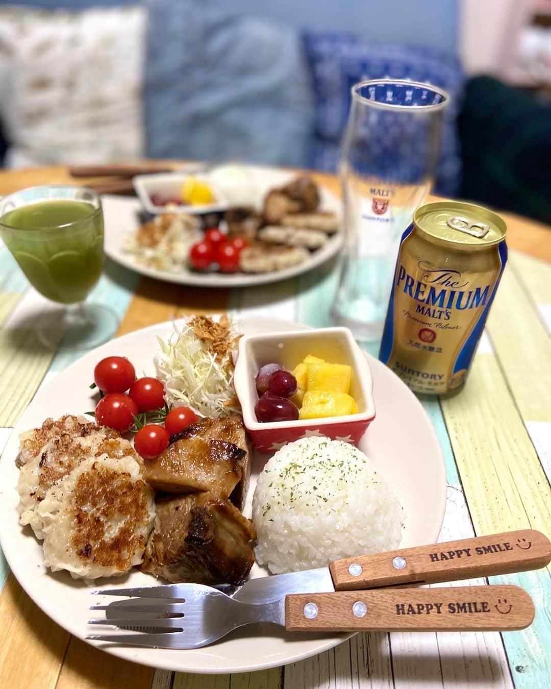 lalapinkさんのインスタグラム写真 - (lalapinkInstagram)「ワンプレートごはん🍴 お惣菜づくし✨  疲れ過ぎて作る元気がありません😆 だけど肉が食べたいので、お惣菜に頼りました✨  ⭐︎スペアリブ ⭐︎焼しゅうまい ⭐︎サラダ ⭐︎ブドウ、パイナップル ⭐︎ごはん ⭐︎野菜ジュース ⭐︎ビール  ブドウはそのまま、パイナップルやキウイ、バナナ等はカットしていつも冷凍してます。 それを半解凍して食べるのが大好き💕 スムージーにも使ってます✨  #ワンプレート #ワンプレートごはん #ワンプレートご飯 #ワンプレート夜ご飯 #ワンプレートディナー #おうちごはん #おうちご飯 #スペアリブ #焼焼売 #冷凍フルーツ #野菜ジュース #ビール #おうち時間 #staysafe」7月17日 20時33分 - lalapink