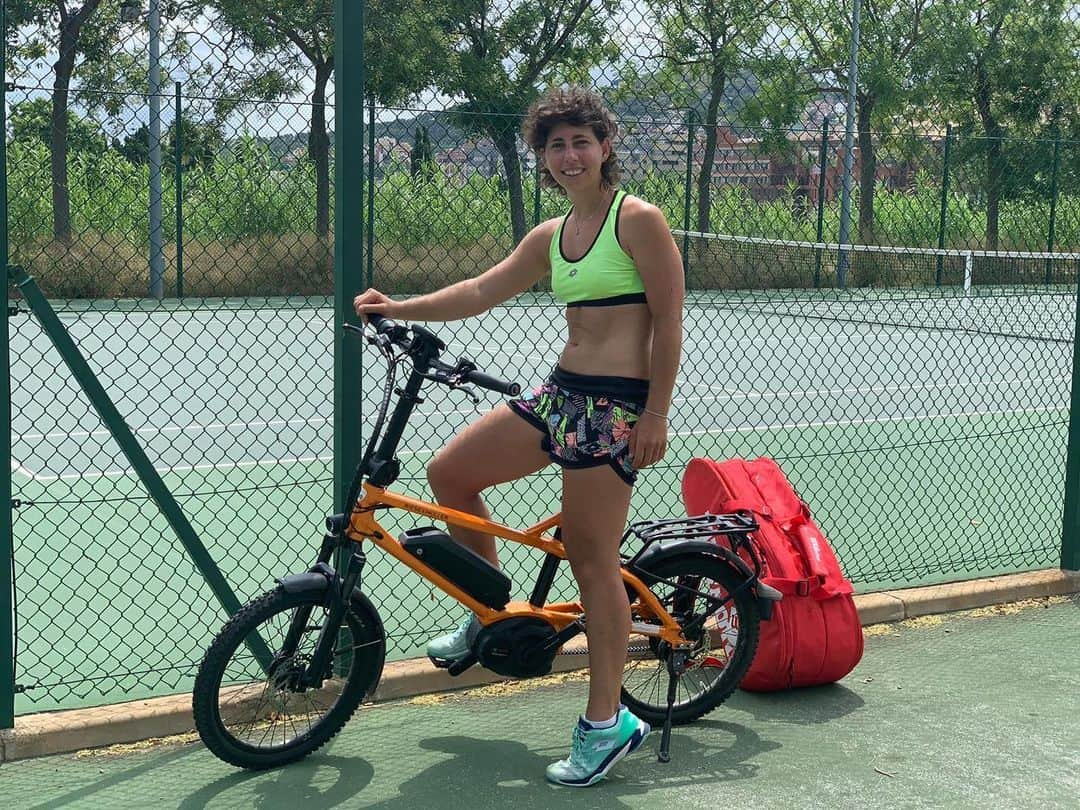 カルラ・スアレス・ナバロさんのインスタグラム写真 - (カルラ・スアレス・ナバロInstagram)「Anyone for tennis? 😜 Just arrived to the court riding my @riesemuller. Perfect for summertime! ☀️🚲」7月17日 20時26分 - carlasuareznava