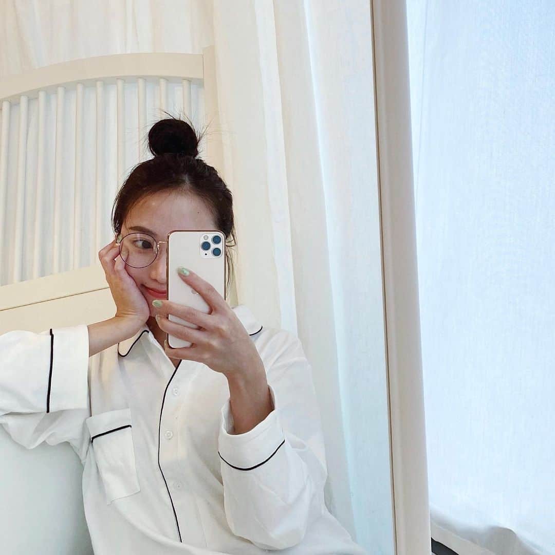 大野真昂のインスタグラム：「☺︎ ・ おうちすたいる🏠💭 ・ 最近家にいること多いから ルームウェア新調した〰️🥱 楽ちんシャツワンピ🥚 @belle__lingerie  ・ #おうち時間 #ルームウェア #パジャマ #シャツワンピ #roomwear #pajamas #belle」