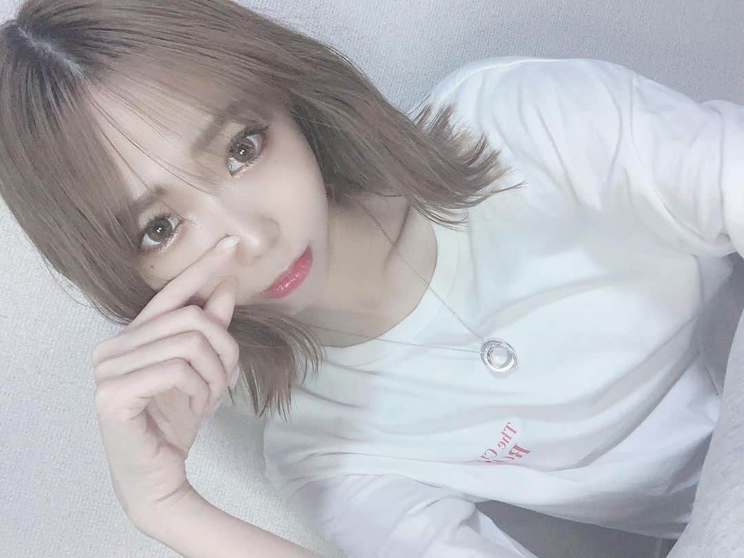 桑名利瑠のインスタグラム：「. . . 雨の日が続くね....🥺 梅雨明けまだかな？ . . . #fashion #followforfollowback #followｍe #l4l #ショートボブ #ハイトーン #グレージュ #makeup #make #tシャツ #プチプラ #outfit #outfitoftheday #photooftheday #photo #style #me #code #도쿄 #아이돌 #모델 #패션 #外ハネボブ #instafashion #instagood #instalike #selfie #selca #梅雨 #韓国風」