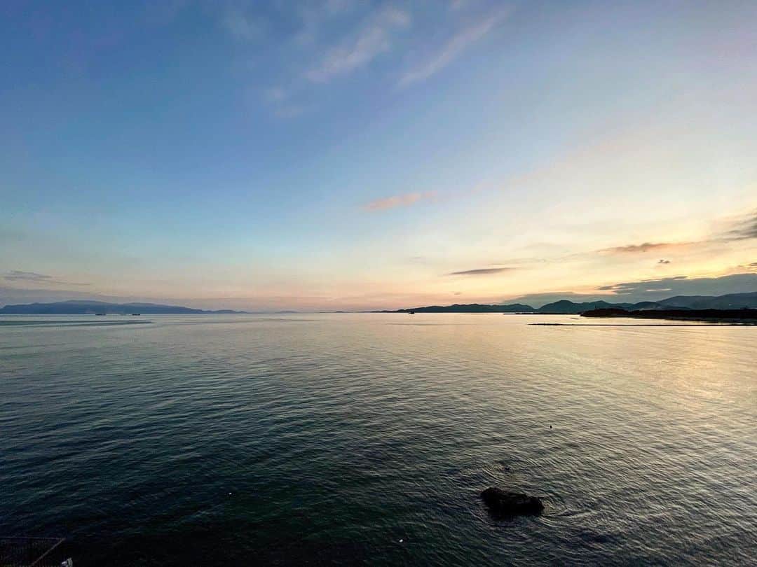 のインスタグラム：「赤穂御崎19時の空 夕陽は雲に隠れてしまいましたが今日も一日いいお天気でした  #播州赤穂 #赤穂 #赤穂温泉 #赤穂温泉祥吉 #潮彩きらら祥吉 #祥吉 #瀬戸内海 #海 #空 #夕空 #夕暮れ #温泉 #旅行 #旅館 #ドライブコース」