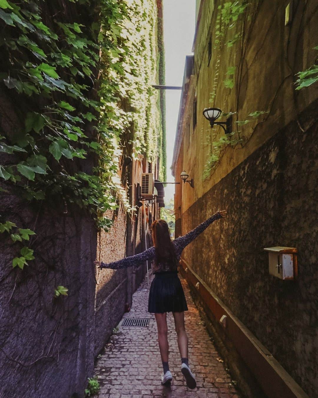 MiracleVellMagicのインスタグラム：「into the unknown...🌿🌜💫🌧」