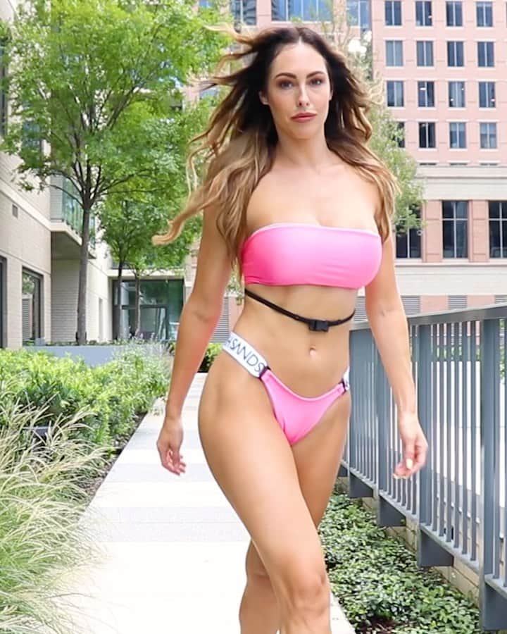 ホープ・ビールのインスタグラム：「These BIKINIS, @ravishsands  . So fun and sooo sporty! It’s so hard to pick my favorite.  . #summer #bikini #ravish #ravishsands  . Video: @darby_mcvay」