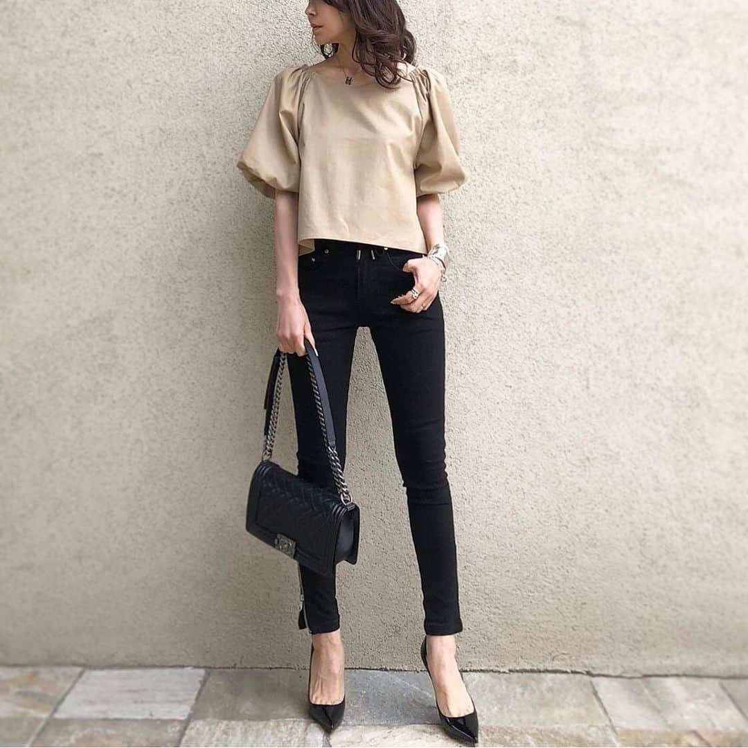 のインスタグラム：「﻿ ﻿ #いつかの服﻿ ﻿ ﻿ ﻿ ﻿ @zoooy._tokyo でセレクトした﻿ バルーンスリーブトップス﻿ ﻿ ご好評につき﻿ 本日21時〜再販START﻿ ﻿ ﻿ ﻿ ﻿ akko select﻿ バルーンスリーブトップス﻿ price ¥4,500＋tax﻿ size: F﻿ color:アイボリー/ベージュ/ブラック﻿ ﻿ ﻿ ﻿ #zoooytokyo#zoooy#select#セレクト」