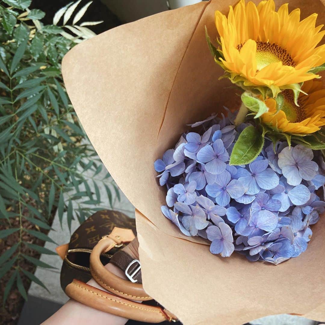 のインスタグラム：「. 胡蝶蘭が枯れちゃったから ダイニングのお花を💐🕊」