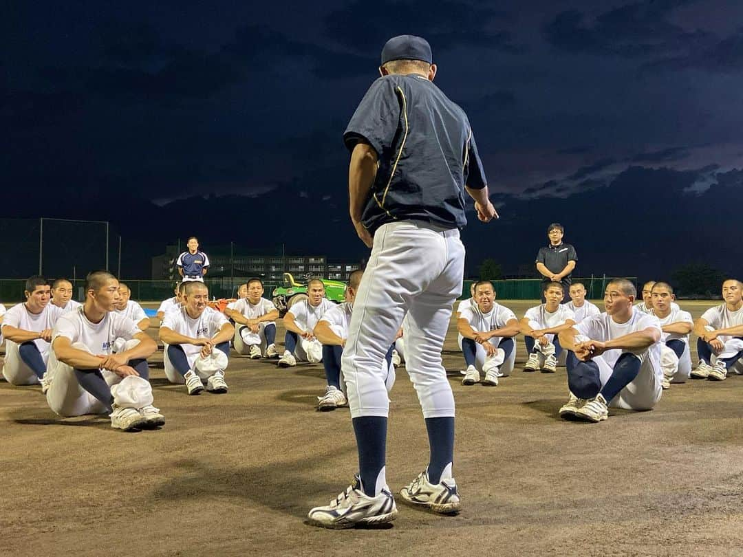 服部優陽のインスタグラム：「⚾️﻿ 今週末から兵庫県高校野球の独自大会が始まります！﻿ ﻿ ベストメンバーで臨む高校や3年生中心で臨む高校、﻿ 日替わりのオーダーを組む高校、﻿ 各高校いろんな工夫や試行錯誤があって﻿ この舞台に臨んでいるんだなと感じます。﻿ ﻿ またドラフト有力候補と目される選手たちも﻿ 実戦の少なさから進路の決定に﻿ 少なからず悩みを抱えている選手もいるようです。﻿ ﻿ 3年間流した汗の成果を出す舞台﻿ 自分の未来を決める舞台﻿ 仲間との最後の思い出を残す舞台﻿ ﻿ 十人十色の特別な夏模様をしっかりと追いかけて﻿ 皆さんにお届けできるように頑張ります！ #報道ランナー で放送予定です。﻿ ⚾️﻿ 写真は #明石商業 ﻿ #来田凉斗 主将に #狭間監督 が冗談を飛ばしたのを﻿ 見てニヤッとする選手たちです。﻿ ﻿ #高校野球 #独自大会 #兵庫県独自大会 #センバツ #甲子園 #夏の甲子園  #高校野球好きな人と繋がりたい #狭間善徳 #野球部#甲子園球場 #阪神甲子園球場 #中森俊介 #密着取材 #名将 #闘将 #ドラフト #ドラフト候補」