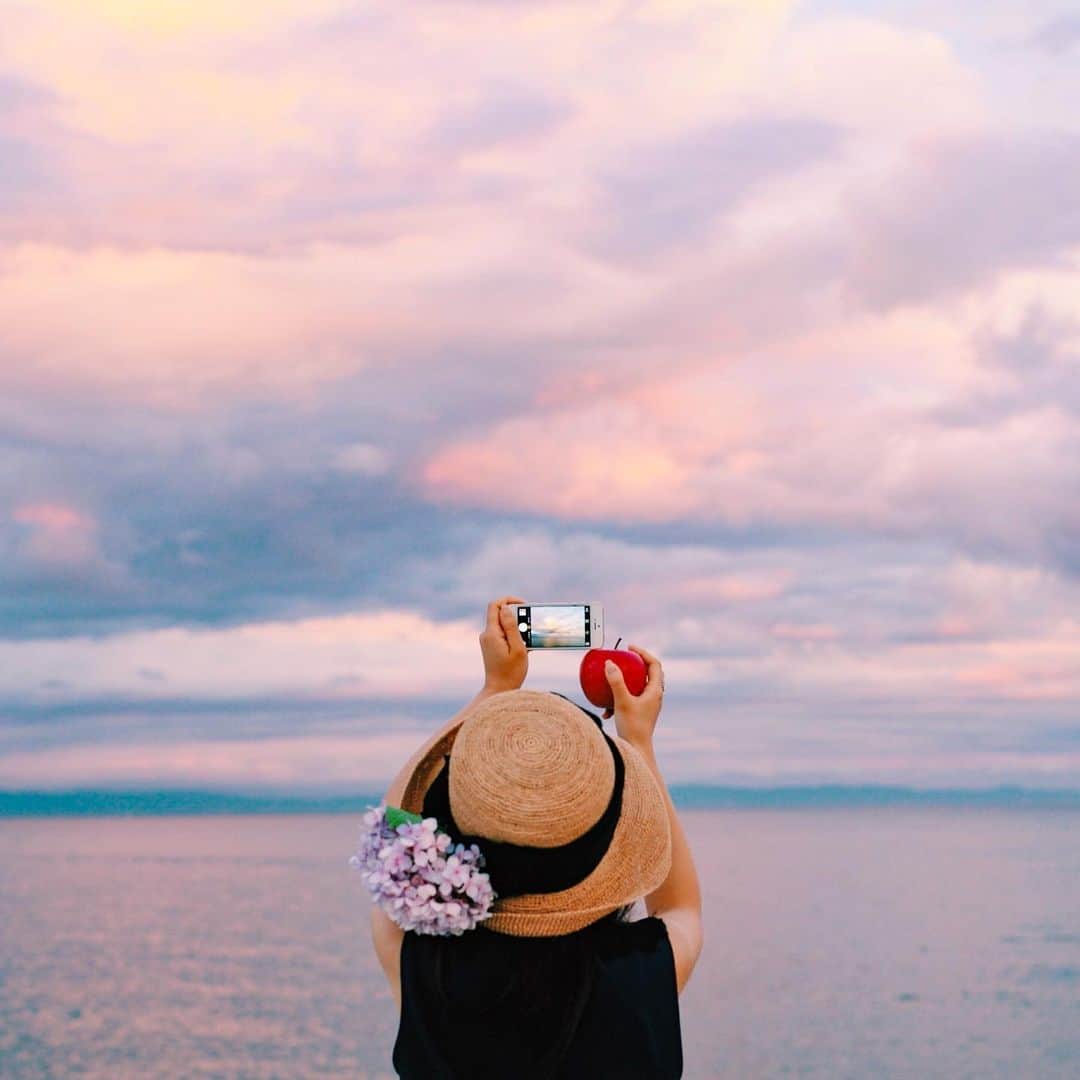 hiderin777のインスタグラム：「🌸 . . . .  hydrangea . . . . 3月頃から１度も外で飲んでなくて、 誰かと飲む場合も、いまだリモート飲みしかしてないので安くついてるはずなのに何故か金が減ってく。 なんでやろ😌 . . . .」