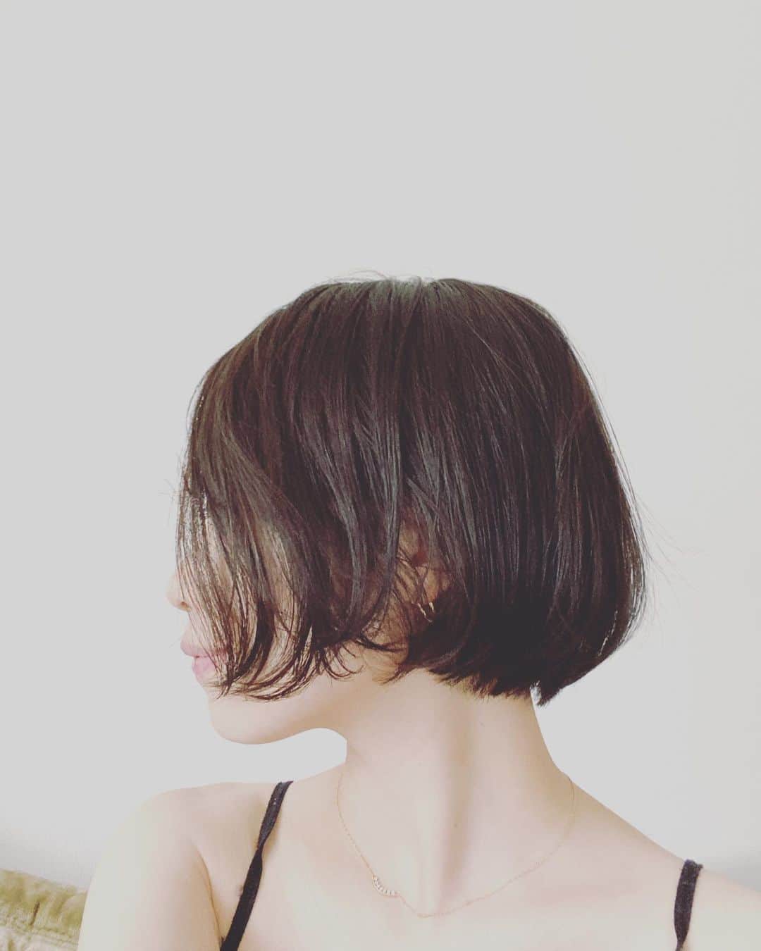 黒澤かなえさんのインスタグラム写真 - (黒澤かなえInstagram)「パワースポットに行ってきました✂︎ このシルエット素敵すぎて 自分の髪ながらうっとり。。 まるっこくてキュッとしててバランス最高！ 毎回惚れ惚れするシルエットを作ってくれる　 @ayakoyanagi さん　✨  髪色もすごーくすごく気に入ってる！ 暗めなのにしっかり艶があって ブルーみがかった透明感のある色。 やなぎさんありがとうございました。  ．  #hair#maintenance#cut#color#relax#styling」7月17日 20時47分 - k_kana