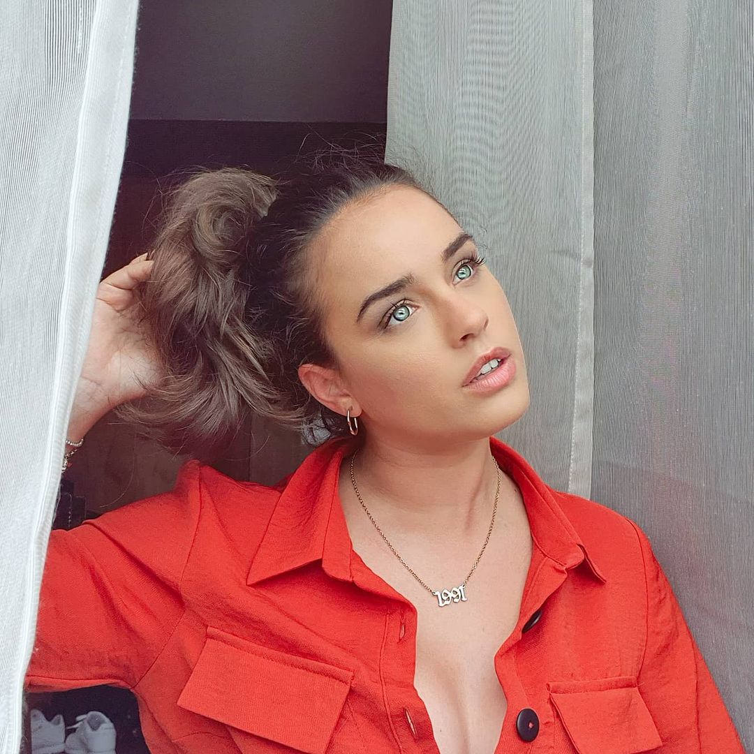 ジョージア・メイ・フットのインスタグラム：「Anything to stall a workout 🙊」