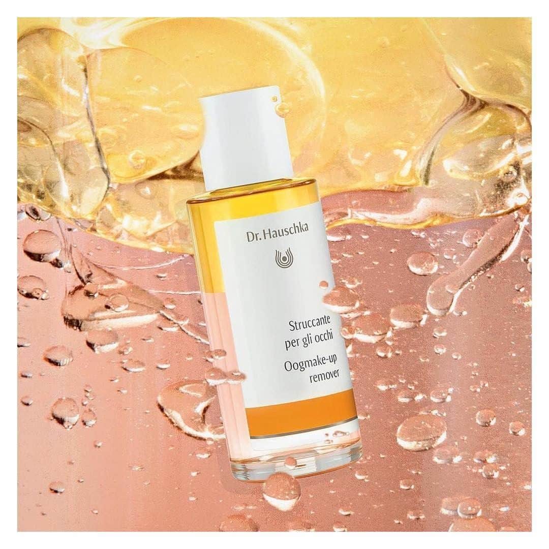 Dr. Hauschka Japan ドクターハウシュカのインスタグラム：「【今のうちに、目元ケア】⁠ 100％天然由来のポイントケアリムーバーは⁠ ウォータープルーフのメイクもしっかりと落として、⁠ しっとりと目元を保ちます。むくみのケアにも◎⁠ 目元が敏感になっている方にもお使いいただけます。⁠ .⁠ .⁠ セサミシードオイルやヒマワリオイルがしっかりとメイクをオフして、ダマスクバラウォーターやアイブライトエキスやウイキョウエキスが目元をすっきりしっとりと保ちます。⁠ .⁠ .⁠ それではみなさま良い週末を。⁠ .⁠ .⁠ ⁠⁠詳しくは公式ホームページへ⁠ →@drhauschkajapan⁠ .⁠ .⁠ #ドクターハウシュカ#Drハウシュカ#オーガニックコスメ#敏感肌#敏感肌スキンケア#敏感肌でも安心#敏感肌でも使える#敏感肌用#敏感肌コスメ#オーガニック#オーガニックコスメ好きな人と繋がりたい#オーガニック好きな人と繋がりたい#オーガニック化粧品#オーガニックスキンケア#オーガニック女子#オーガニックライフ#ナチュラルコスメ#ナチュラルな暮らし#丁寧な暮らし#スキンケア難民#スキンケア大事#スキンケア#スキンケア好きさんと繋がりたい#サステナブル#サステナブルライフ#サステナビリティ#ドイツコスメ#海外コスメ⁠ ⁠」