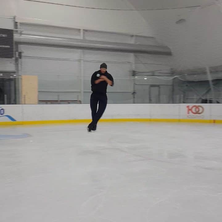 のインスタグラム：「Дупли по такой технике учу. @rogonov_alex  Запускать #ДупельЧеллендж ?🤔 . . . #inSkateCamp #Крым #Ялта #figureskating #sboryvsochi #figureskating #фигурноекатание #сборы #фигурноекатаниесборы #фигурноекатаниедети #фигуристка #фигуристы #сборынадому #мобильноеприложение #inSkate」