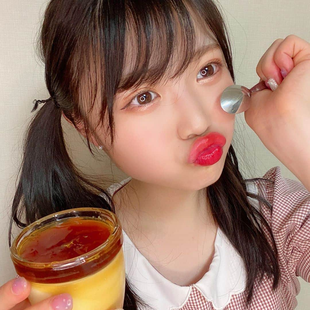 出口結菜さんのインスタグラム写真 - (出口結菜Instagram)「《🍮#阪急高島屋　#morozoff》﻿ ﻿ ﻿ 🍮ダブルカラメルカスタードプリン（阪急限定）﻿ ﻿ ﻿ ﻿ スタッフさんからMorozoffのプリンを差し入れでいただいて、、、、﻿ ﻿ ﻿ ﻿スタッフさんが 『限定だよ！！！』っていう言葉を聞き逃さず。。 しっかり名前を書いてキープしちゃいました🤭✌️（最後の写真参照）﻿ ﻿ ﻿ ﻿ ﻿ もう見た目どうり、﻿ 上のカラメルがキラキラプルプル！！！﻿ ﻿ ﻿ ﻿ 3層になっていて、﻿ ﻿ ﻿ 1層目のカラメルゼリーは甘すぎなくて上品！って感じ、﻿ ﻿ 2層目のカスタードプリンはMorozoffの優しい甘さ感じでクドくないプリンで美味しい🤤🤤🤤﻿ ﻿ 3層目はまたまたカラメルソース！﻿ こっちのカラメルは甘いというよりほろ苦い❤︎﻿ ﻿ ﻿ 全部すくって欲張りな食べ方もありやし、﻿ 一層一層食べても贅沢😋😋😋﻿ ﻿ ﻿ ﻿ ﻿ スタッフさんに感謝🥺♥️﻿ ﻿ ﻿ ﻿ ﻿ \限定品に弱いツインテールが似合わなくなってきた19歳です😳💗/﻿ ﻿ ﻿ _____________________________________________________﻿ ﻿ ❤️エネルギー:279kcal﻿ 💗たんぱく質:7.4g﻿ 💛脂質:7.2g﻿ 💚炭水化物:46.5g﻿ _____________________________________________________﻿ ﻿ #モロゾフ #ダブルカラメルカスタードプリン #阪急限定 #🍮  #限定品 #限定品に弱い #阪急 #高島屋 #カスタードプリン #ダブルカラメル #カラメル #プリン部 #モロゾフプリン #キラキラ #✨ #ツインテール #似合わない  #甘党 #甘いもの#甘いもの大好き #pudding #sweet #caramel  #caramelpudding #yummy  #instagood #instafood #ラビグルメ」7月17日 21時00分 - yui_laby0622