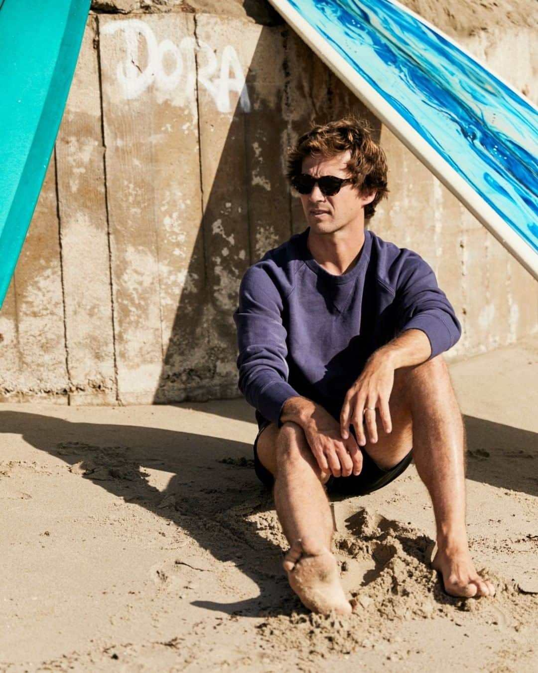 MR PORTERのインスタグラム：「"I often find myself applying so many things to life that I’ve learned from surfing. Quite literally (and probably the most fitting for right now), learning to ride the wave." Explains founder of @thesurfridermalibu hotel, Mr Matt Goodwin. "Surfing teaches you to be calm under pressure. Teaches patience. Celebrating the small wins. Commitment. Taking the opportunities and running with them. Being present. Having fun and not taking things too seriously!"   #MRPORTERGoneSurfin Sweatshirt @birdwellbeachbritches 📷 @trevorkingphoto @mgoodwin09」