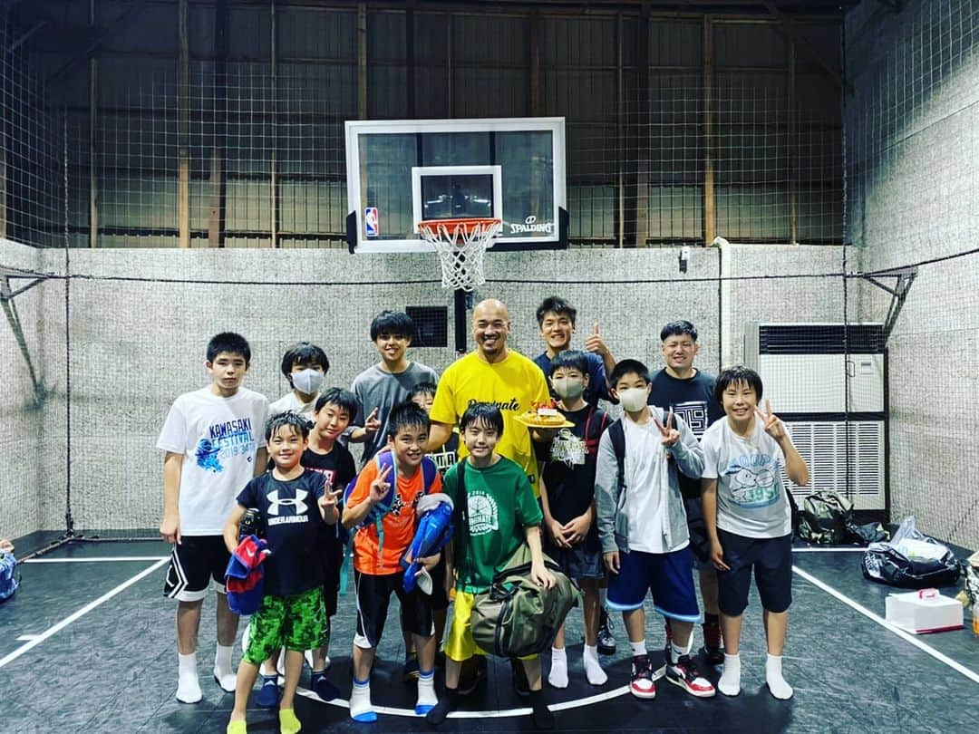 岩佐潤さんのインスタグラム写真 - (岩佐潤Instagram)「今日は、キッズクラスと、中学生とそれ以上のクラスでした🎵 スクール後には、みんなにお祝い🎁🎂してもらいました❤️可愛い子供達や、弟子達の笑顔にたくさん癒してもらいました。40歳良いスタート切れそうです🎵 #バースデー#ハッピー#キッズ #jfivechildren #jfivebasketballschool」7月17日 20時53分 - juniwasa