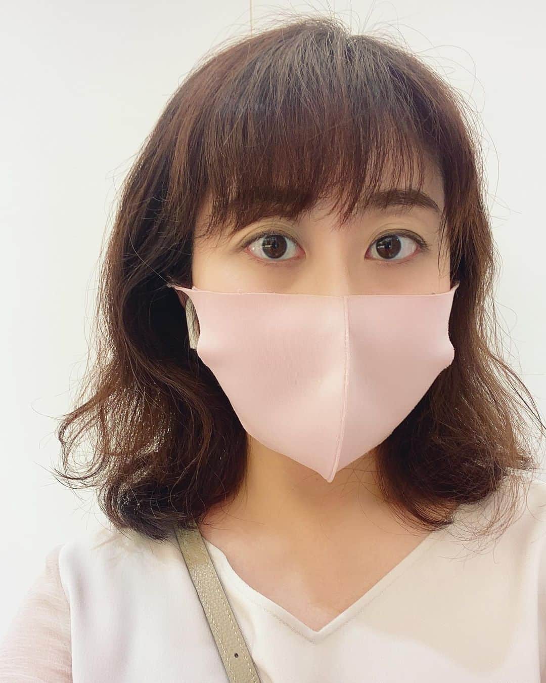 堀井亜生さんのインスタグラム写真 - (堀井亜生Instagram)「ピンクのマスク。 略してピンク。  紙のマスクがカサカサして辛くなってきて、買ってみました。 肌に良くてつけごごち良いです。  今年は雨が多いですね。梅雨が明けない☂️そして寒い❄️」7月17日 20時56分 - aoi_horii