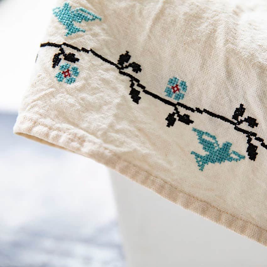 手紙社さんのインスタグラム写真 - (手紙社Instagram)「【手紙社オンラインショップ：豊かな暮らしは、一枚の布から・ALDIN】 清らかな湧水に恵まれた山梨県の富士山の麓でおよそ70年間伝統のシルク織物を織り続けてきたテイジンによるプロダクトブランド・ALDIN。長きにわたり受け継がれてきた技術に工夫を重ね、現在はリネンをはじめ天然素材を使った布製品を作っています。昔ながらのシャトル織り機を使い織り上げられるリネン布は、使い込むごとに肌に馴染み、ふんわりとした風合いに。気がつけば一日中、私たちは“布”に触れています。心地よい暮らしにはお気に入りの布が欠かせません。さああなたも、リネン布と共に暮らしてみませんか？  頼もしく、しっかりとしたコシのある厚手の布。手を拭いたり、食器の水切りとして厚手のタオルのようにご利用いただけます。上質なヨーロッパ産のリネンをたっぷり50%も使用。肉厚な触り心地で、細かな繊維が抜け出すことはありません。キッチンの生活感を隠したいとお悩みの方、炊飯器の上にこのトルションを被せるだけで、気の利いた風景に一変するのです。 .  ▶︎手紙社オンラインショップは@tegamishaプロフィールのリンク「手紙社公式サイト」内「手紙社オンラインショップ」>新着商品からご覧いただけます  #手紙社 #手紙舎 #tegamisha #手紙社オンラインショップ #オンラインショップ #ALDIN#リネン#トルション#リネンクロス#キッチンクロス」7月17日 21時09分 - tegamisha