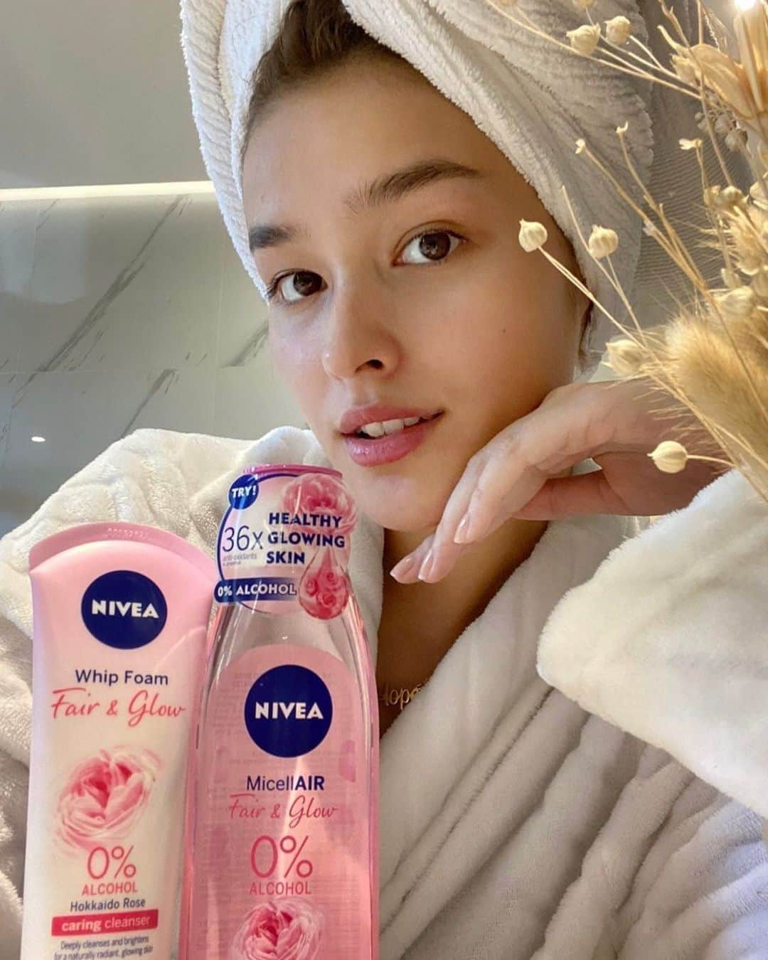 リザ・ソベラーノさんのインスタグラム写真 - (リザ・ソベラーノInstagram)「Even with the current situation, let's make sure we still care for ourselves, and our skin ☺️  Sharing with you my new skincare faves for healthy, glowing skin! I use these everyday in the morning & at night, @NIVEA_ph Fair & Glow MicellAIR Cleanser & Whip Foam 0% Alcohol 💙  Aside from effective cleansing, these both have 36x anti-oxidants to help you get that glow and #ComeIntoFullBloom! Shop now on Lazada, BeautyMNL, and Shopee! They're also available in Watsons, Waltermart, Robinsons, Puregold, Shopwise & Metro.   Stay safe and healthy, everyone!」7月17日 21時04分 - lizasoberano