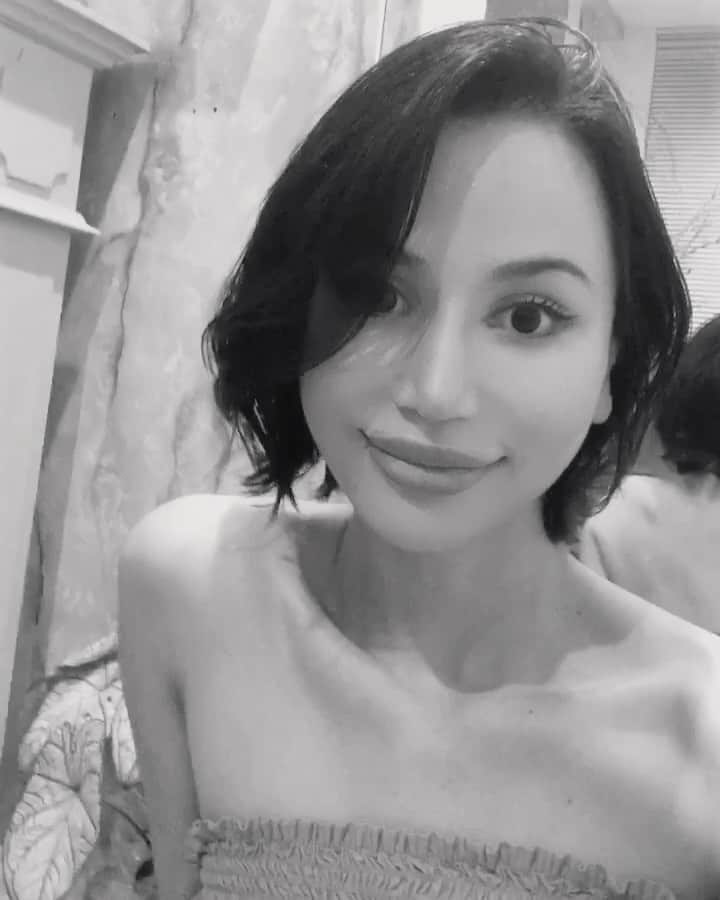 のインスタグラム：「今週もお疲れ様🧡👍🏽 髪をまた切った🦋久しぶりのショート！！！ #ボブになるとどんどん切っちゃうって聞いてたけど #本当だった #何のためらいもなくショート @spica_akemi  #いつも希望通りアリーがとう❤️  #気付いたらこんな短くなってた #もはやロング懐かしい #shorthair」
