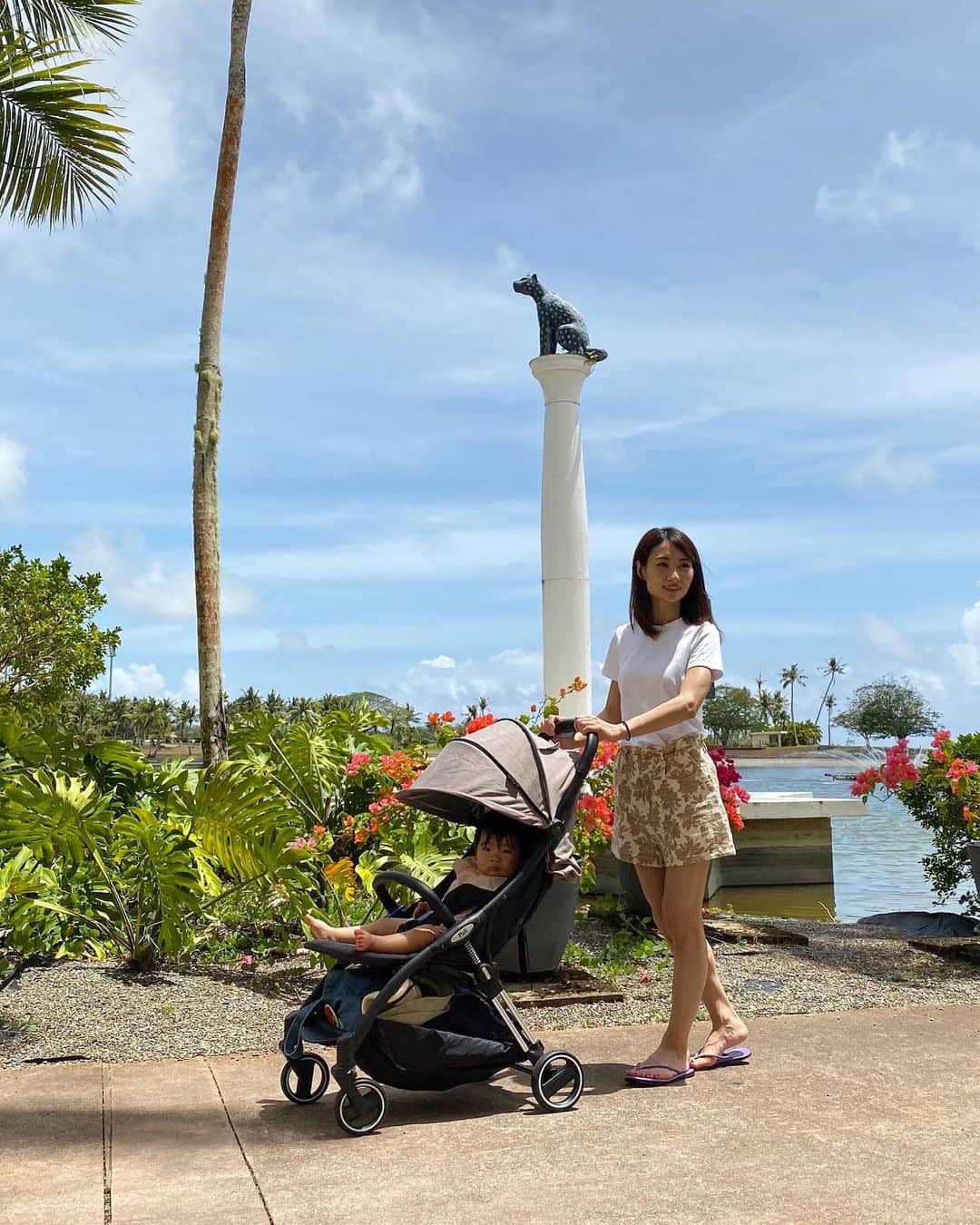 吉田早織のインスタグラム：「・﻿ かなり前の写真になりますが…🌴﻿ ﻿ @pali_japan が7月末までベビーカーやベビーカーアクセが20% off になるそうなのでご紹介です⭐️﻿ ﻿ ﻿ 軽くて開閉が片手で出来るので﻿ 旅行の時は本当に持って行って良かったです✨﻿ ﻿ 今旅行ははなかなか難しいですが😣﻿ ﻿ ﻿ この時はレンタカーであちこち移動したので﻿ トランクからの出し入れもスムーズでした！﻿ ﻿ ﻿ もちろん普段使いにも、﻿ 荷物が沢山入るし動きが軽やかなので使いやすいです😊﻿  車やバスに乗る事が多い方にはとってもおすすめ⭐️ ﻿ ﻿ そして、UVカットしてくれるサンシェードが今の時期とっても嬉しいです✨﻿ ↑個人的にかなりポイント高いです✨﻿ ﻿ ﻿ ベビーカーを検討している方は是非見てみてください😊﻿ ﻿ クーポンコード:snmmer2007﻿ ﻿ ﻿ ﻿ ﻿ ﻿ ﻿ #ベビーカー #ベビーカー選び #プレママ #新米ママ #女の子ベビー #女の子ママ﻿ #コンパクトベビーカー #a型ベビーカー #paliベビーカー #パーリベビーカー #マジックストローラー」