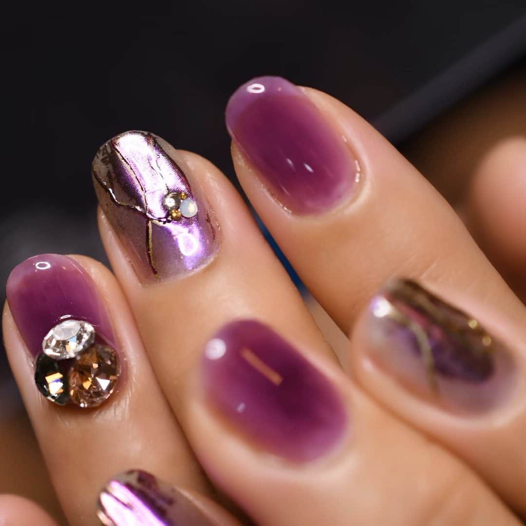 のインスタグラム：「Salon data▼ ＝＝＝＝＝＝＝＝＝＝＝＝＝＝＝＝＝＝＝＝ . CADENAS -nail eyelash salon- ●Nail artist  @yuka.maeda  @yuki_cadenas ●eyelash　@cadenaseyelash  ゲストに愛と感動を…♡ . 【 LINE ＠cadenas 】 ご予約/お問い合わせはLINEよりお気軽に🤲 ▶︎▶︎#cadenasnail デザインアップしてます♡  price…★⭐︎Instagram特別キャンペーン中⭐︎★ . 「インスタ見たよ👀」と LINEからご予約で特別プライス7500円！！ . ※ご新規様限定 ※キャラクターや特殊なエレメント等のみ 別途料金いただく場合ございます🙇🏻‍♀️ . . price…初回8000円（オフ込み） access…大阪市北区堂山町16-1  中崎町駅  徒歩2分/梅田駅  徒歩6分 . tel… 06-4792-8617 ＝＝＝＝＝＝＝＝＝＝＝＝＝＝＝＝＝＝＝＝ . . . .  #中崎町ネイルサロン #梅田ネイルサロン #大阪ネイルサロン #関西ネイルサロン #インスタネイル #instanails #instanail #トレンドネイル #ネイルサンプル #クリアネイルデザイン  #ネイルブック #グラデーションネイル #ネイルチェンジ #今月のネイル #にゅーねいる #夏ネイル #ミラーネイル  #ネイル大好き #シンプルネイル #ネイル部 #女子力向上委員会 #女子力 #女子力ネイル #アートネイル #むらさきネイル #囲みネイル #ナノソル #ナノソルcc  #ナノソル販売してます」