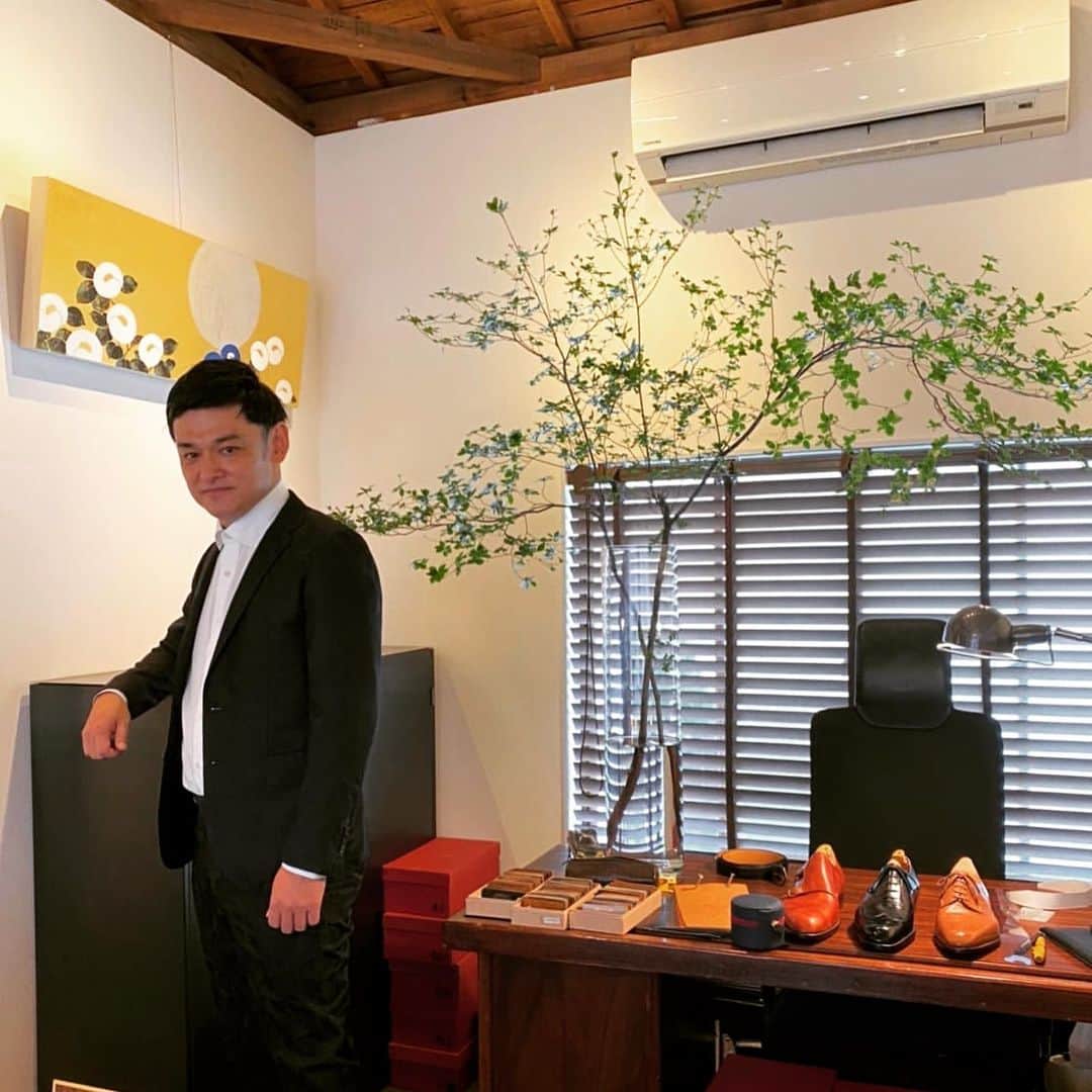 宮田麺児のインスタグラム：「新たな漫才スーツ  #漫才#大切な仲間からのプレゼント#スーツ男子」