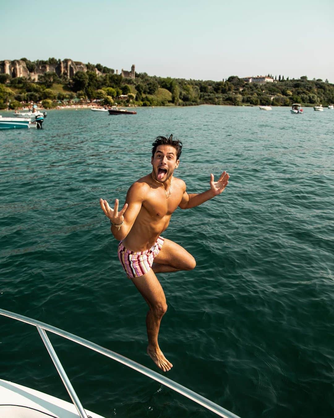 アンドレア・デンバーのインスタグラム：「Because I don’t mind making fun of myself and I don’t give a damn... 🚤😜  Non mi importa di prendermi gioco di me stesso. Auguro a tutti di divertirsi come me in quel momento 🚤😜 📸 @gabrielegriseri」