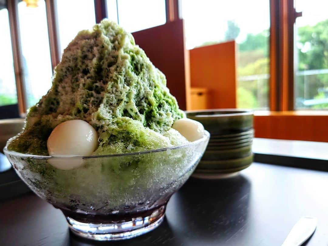 蒼羽りくさんのインスタグラム写真 - (蒼羽りくInstagram)「🍧﻿ ﻿ ﻿ ﻿ ずっと食べたくて食べたくて…﻿ 食べたかった!!﻿ かき氷を食べに行きました♡﻿ 幸せ♡﻿ 宇治金時…♡﻿ 下には小倉餡、氷の上には濃厚な宇治抹茶…﻿ しかも!!贅沢に!!﻿ 白玉と練乳のトッピングをしてしまいました😋﻿ 美味しかったーーー♡♡♡﻿ ﻿ ﻿ ﻿ ﻿ ﻿ ﻿ #夏の風物詩 #かき氷 #幸せの味 です﻿ #宇治抹茶 だなんて幸せ♡﻿ #かき氷の練乳って幸せ♡﻿ #小豆好き なので… ﻿ #食べていくと下にある幸せ♡﻿ #結局ずーっと幸せ♡﻿ #一緒にいただいた #お抹茶が美味しくて﻿ #さらに幸せ♡﻿ #Xperia1II の #PhotoPro で撮ったら﻿ #美味しそうに撮れました♡﻿ いや、#本当に #美味しかったんですけど😁﻿ #美味しそうな写真 #Xperia に感謝﻿ あーーーー#美味しいもの沢山食べたくなります♡」7月17日 21時19分 - riku_sorahane