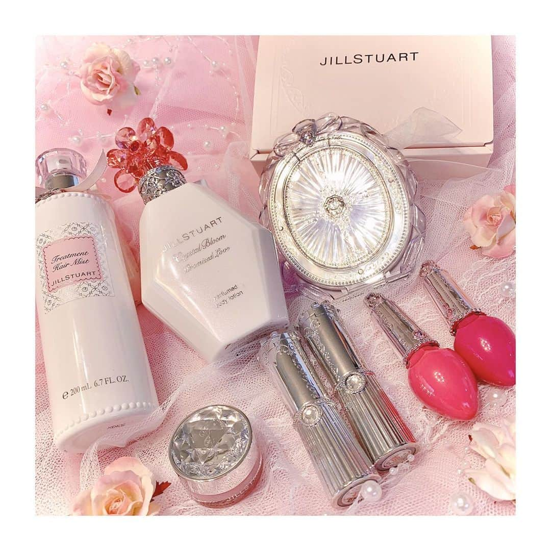 岡本怜奈さんのインスタグラム写真 - (岡本怜奈Instagram)「♡﻿ 𝐉𝐈𝐋𝐋𝐒𝐓𝐔𝐀𝐑𝐓💄🤍﻿ ﻿ ❥ジルスチュアート クリスタルブルーム ﻿  プロミスドラブ パフュームド ボディローション﻿ ﻿ 寝る前とかにつけると、﻿ 甘い香りで癒されてぐっすり〜🐑☁️Zzz﻿ ﻿ ﻿ ﻿ ❥ジルスチュアート　リップバーム　ロージーズ﻿ ﻿ ❥ジルスチュアート　リップブロッサム﻿ ﻿ ❥ ジルスチュアート　フォーエヴァージューシー﻿  オイルルージュ　ティント﻿ ﻿ 落ちにくいし、すごくプルプルになって﻿ happy〜💄💗﻿ ﻿ ﻿ ﻿ ❥ジルスチュアート リラックス ﻿  トリートメント ヘアミスト﻿ ﻿ フローラルのいい香りで、パッケージもかわいくて﻿ お気に入り💖﻿ ﻿ ﻿ ﻿ ❥ジルスチュアート コンパクトミラー﻿ ﻿ キラキラしててすごく可愛いし、﻿ ちょっどいい大きさで﻿ ちっちゃいカバンにも入って最高〜〜✌️❣️﻿ ﻿ ﻿ ﻿ 全部かわいくてオシャレで大好き(*ˊ꒳ˋ*)💓﻿ ♡﻿ ♡﻿ #岡本怜奈 #れなたん #nmb48 #JILLSTUART﻿ #ジルスチュアート #ジル #ジルスチュアートコスメ﻿ #ジルスチュアートビューティー#たんたんコスメ ﻿ #コスメ #コスメ紹介 #メイク #美容 ﻿ #happy #Instagood﻿ ﻿ ﻿ ﻿ ﻿」7月17日 21時23分 - renatan1222