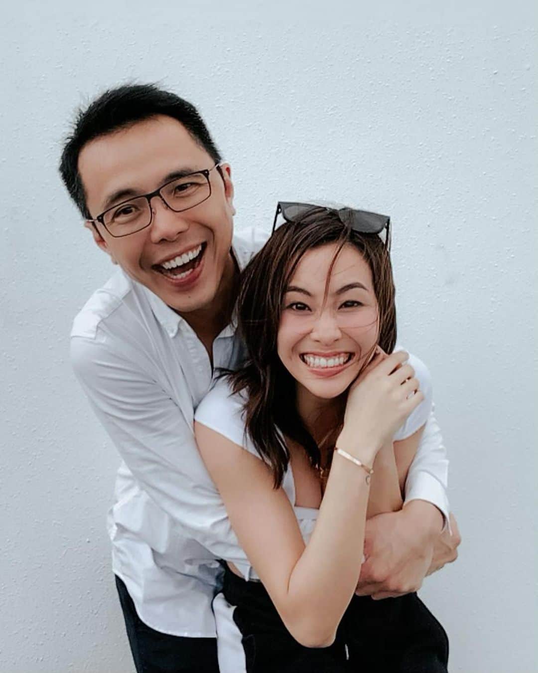 ソニアのインスタグラム：「#DearCovid19SG, most people are afraid of you, and many even resent you for changing our lives so much. In these unprecedented times, I’ve reflected quite a bit and penned my thoughts down in a note - you can read the full letter by clicking the link in my bio! You can share your stories and reflections too and tell me how you’ve adapted! Don’t forget the hashtag #DearCovid19SG and tag @nycsg and @dstnctsg❤️ . Meantime, here are some photos shot by Pixioo on FaceTime to give you a glimpse into my life. Aside from being my better half, @jermsng has also become quite the photographer (3rd pic was angled by him) cos #NoChoice 🤣」
