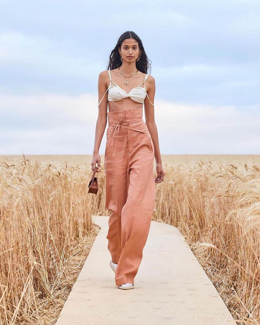 AnOther Magazineさんのインスタグラム写真 - (AnOther MagazineInstagram)「Walking through fields of gold – @jacquemus’ dreamy S/S21 show 🌾⁠⠀ ⁠⠀ Entitled L’Amour, the romantic collection – which saw an array of delicate, light silhouettes – began with the idea of “people gathered together celebrating love”. Tap the link in our bio to catch up on the recent digital Paris Fashion Week shows 📲⁠⠀ ⁠⠀ RG @jacquemus 🔁⁠⠀」7月17日 21時35分 - anothermagazine