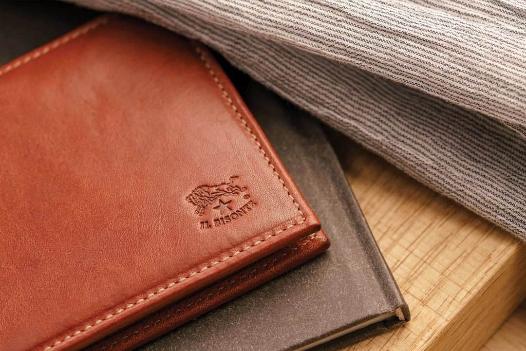 イルビゾンテのインスタグラム：「Details matter. ☆ #ilbisonte #accessories #madeinitaly」