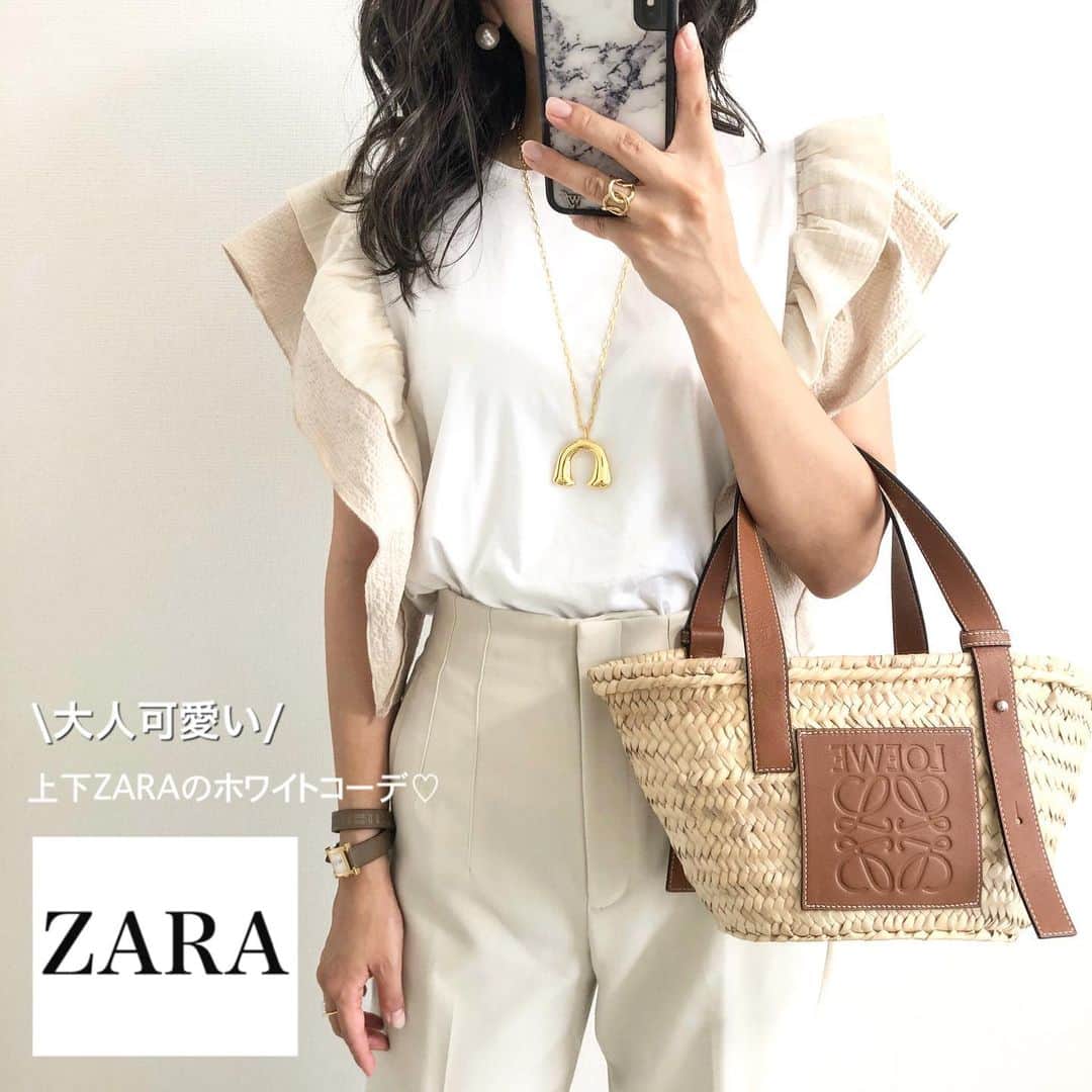 Miyoのインスタグラム：「2020.7.17 ・ 上下ZARAでホワイトコーデ❤︎ 先日こちらのコンビ生地Tシャツをpostした時に、沢山DMを頂いたのでまとめてお返事させてください🙏🏻✨ ・オンラインには現在載っていませんでした😢(店舗にまだ残っているといいのですが…🙌🏻) ・6月末に店舗で購入しました。 ・Mサイズ着用です。(165cm) ・脇が大きく開き、透けるのでインナーはGUのカップ付きキャミを着ています。 ・ また、メルカリ等で画像が無断で使われているそうですが、私は出品しておりません🙅🏻‍♀️ (フリマアプリは一切登録していないです) ・ コンビ生地Tシャツ(品番 0264/170/250 Mサイズ)…#ZARA インナー…#GU#ジーユー ハイウエストパンツ…#ザラ クリアサンダル… @lavishgate かごバッグ…#loewe ネックレス… @chieko6 ・ 馬蹄モチーフのネックレスはおしゃれなインスタグラマーさんが着用されていて、ずっと気になっていたもの♡少しずつ集めていきたいなぁ☺️💭 ・ ・ ・ #ZARAコーデ#ザラコーデ#ZARA購入品#ザラジョ#GUコーデ#夏コーデ#ホワイトコーデ#かごバッグ#今日のコーデ#ママコーデ#ママファッション#プチプラコーデ#プチプラファッション#着回しコーデ#シンプルコーデ#カジュアルコーデ#デニムコーデ#30代コーデ#大人カジュアル#大人可愛い#きれいめコーデ」