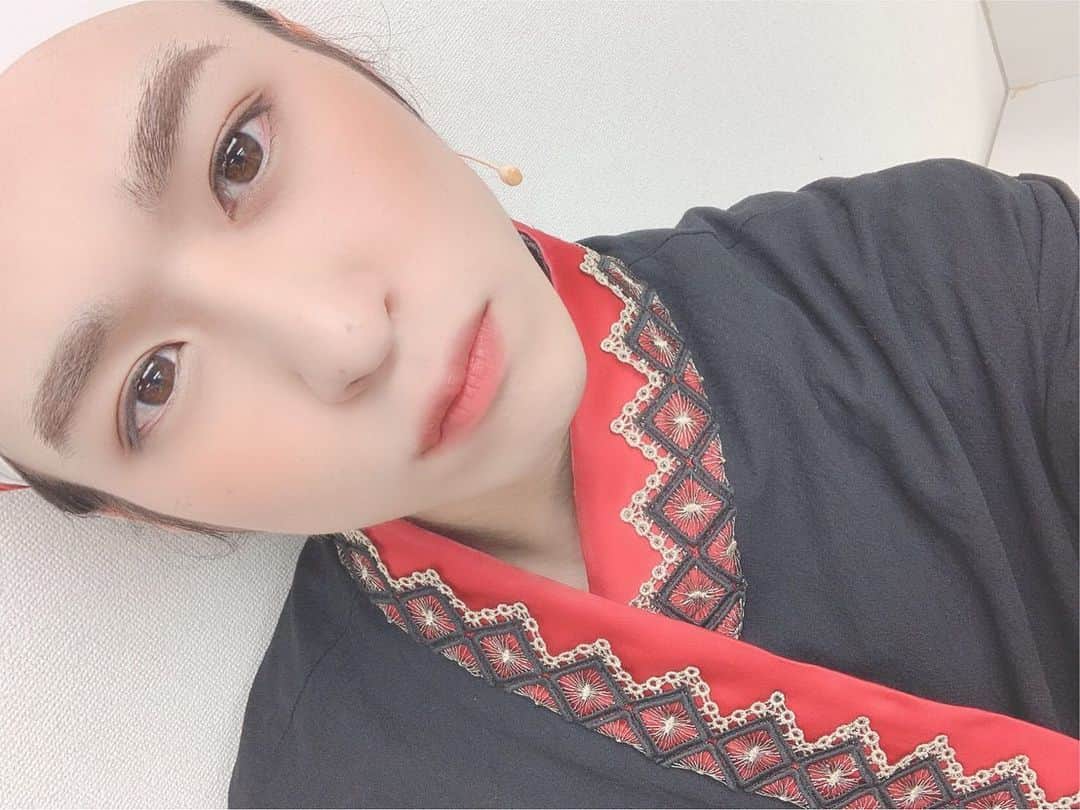 祭nine.のインスタグラム：「ﾋﾄｺﾏ。 . 来週7月22日(水)に 舞台「諦めが悪い男たち〜NEVER SAY NEVER〜」 のRED、BLUEの両公演が収録されています^ ^ . 先日ひと足先にいただいて おうちで改めて見返したのですが カーテンコール時の浦上の顔がパンっパンっ🍞で びっくりしました😃 . 実際に劇場で観てくださった方も 今回初めて触れる方も ぜひ楽しんでくださると嬉しいです☺️🤍 . #祭nine. #浦上拓也 #うらぽん #😈🧸 #諦めが悪い男たち #迫田将平 #髪の毛全上げなんてもう無いです🤢笑 #メイク濃い濃い #頼我がね😛」