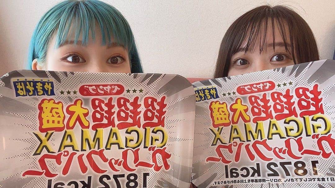 伊波まりやのインスタグラム：「食べたけど… 食べきれたか… 動画にしたので楽しみにしててください！😂 . . . #ペヤング #ペヤング超超超大盛gigamax  #焼きそば #カップ焼きそば #美味しい #ご飯  #음식 #볶음면#맛있다 #맛스타그램 #noodles #yakisoba  #delicious #japan #food」