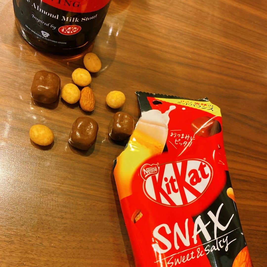 土屋香織さんのインスタグラム写真 - (土屋香織Instagram)「𓇚.1日お疲れさまでした🍻✧︎*。 今夜のビールはキットカットの原材料から作られた クラフトビールDD4D BREWINGの Chocolate Almond Milk Stout  Inspired by KITKAT 🍺 おつまみは キットカットスナックス❣️ . ビールは黒ビールみたいな感じなんだけど ほのかにアーモンドミルクチョコレートを感じるのー❤️ キットカットスナックスとぴったり！ 四角いキットカットと、塩ローストアーモンド、 チーズ風味の大豆が入ってます。 7/20に発売らしいです♪ Twitterキャンペーンもやってるようなので 詳しくはKITKATのHPをご覧くださいね。 . @kitkat_japan_official  . . #kitkat #キットカット  #ビール大好き #かんぱーい #ビアスタグラム .」7月17日 21時52分 - kaorintsuchiya
