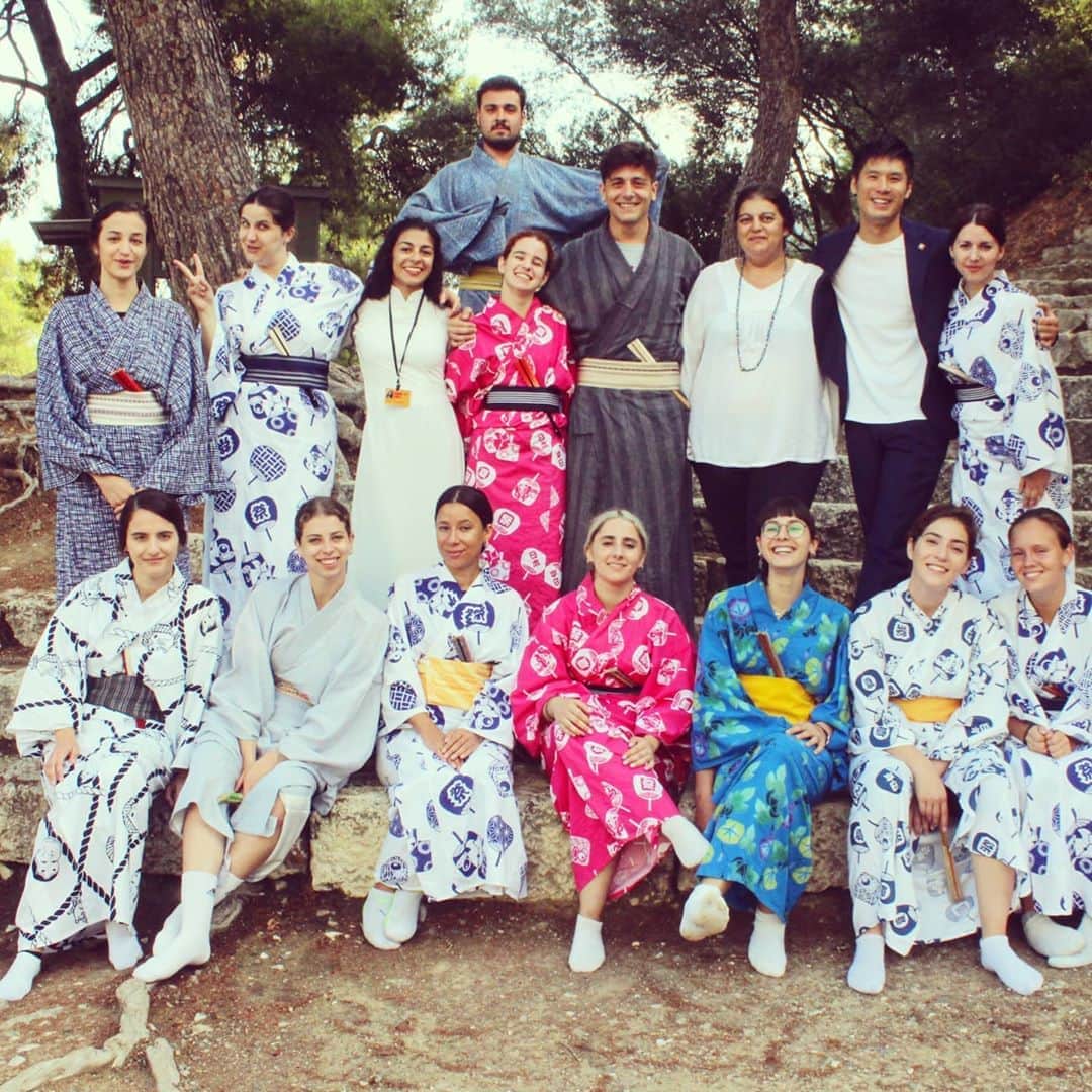 梅川壱ノ介（舞踊家）のインスタグラム：「ʙᴇꜰᴏʀᴇ ᴏᴜʀ ᴘᴇʀꜰᴏʀᴍᴀɴᴄᴇ ￣￣￣￣￣￣￣￣￣￣￣￣￣￣￣￣￣￣￣￣￣ １年前のギリシャ、 笑顔で迎えた最終発表会  #梅川壱ノ介 #ワークショップ #日本舞踊」