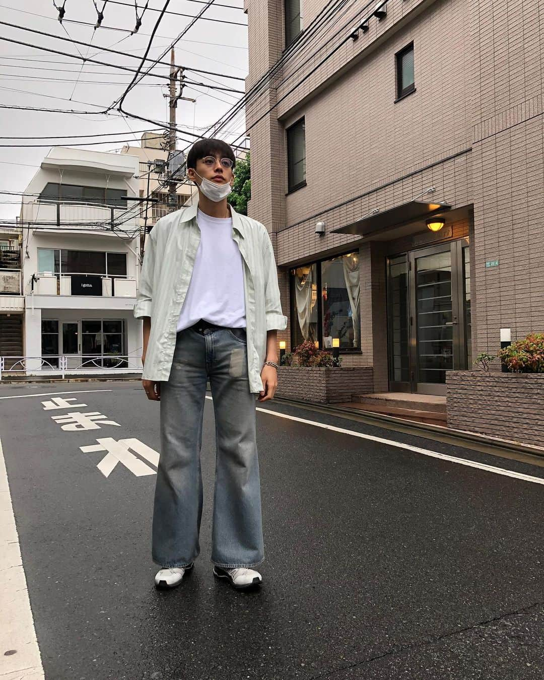 濱尾ノリタカさんのインスタグラム写真 - (濱尾ノリタカInstagram)「これどこ見てるんですかね マスクを顎に下げると顔が凄く大きく見えて悲しいです p.s. マイブームはユニクロさんのレディースです」7月17日 21時44分 - noritaka_hamao