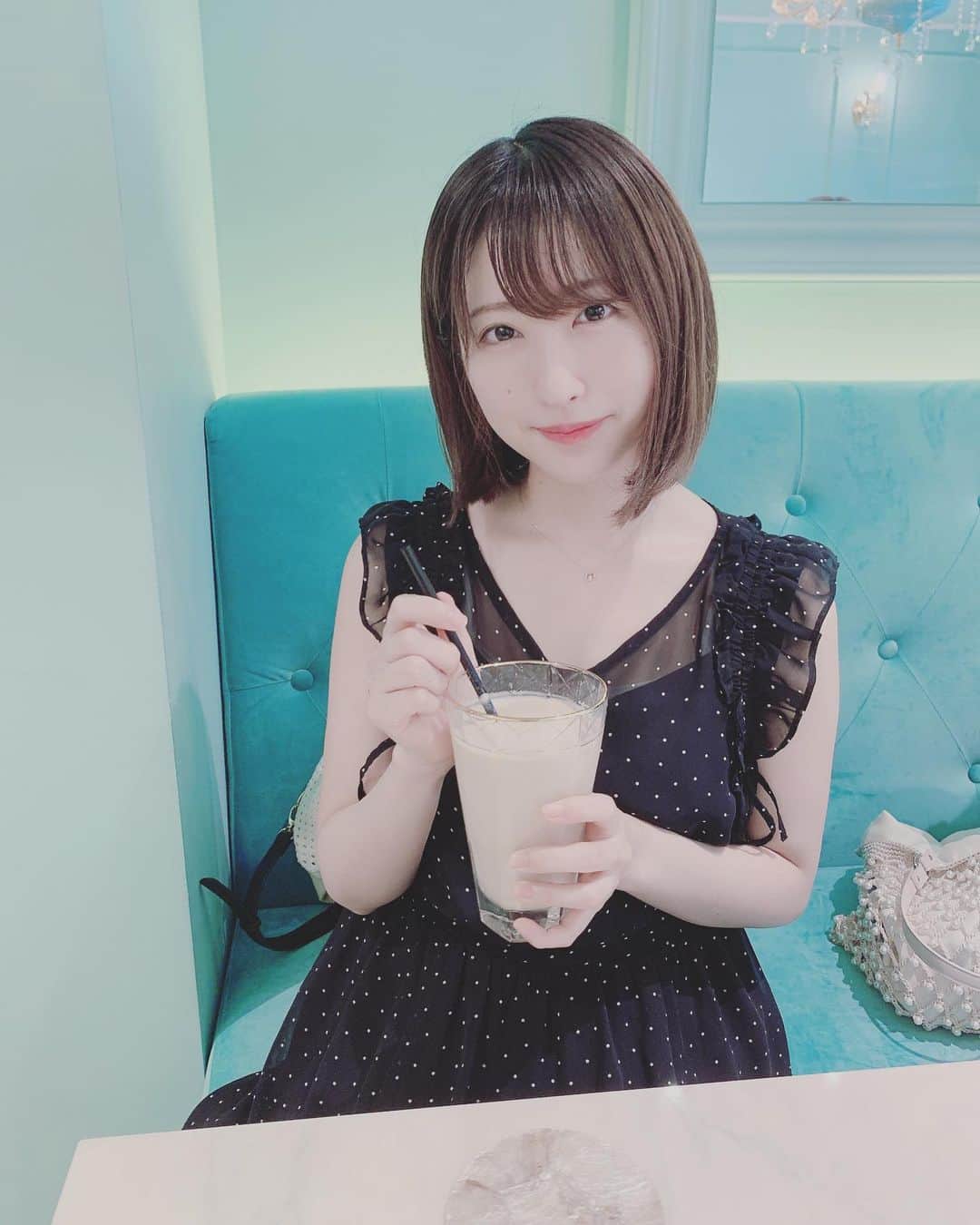 小桃音まいのインスタグラム：「. ☕️💓. . . 女子率100%でした👱🏻‍♀️💎. . 少し前にもっさんに誘われて. どんなお店かも調べず. 少しお茶するだけのつもりで. ラフな状態で行ったら. とんでもない映えカフェでした🍰. . いつかちゃんと映えな格好&メイクで. リベンジしに行きたい、、、. . . #表参道カフェ #表参道 #映えスポット #映えカフェ #カフェ #カフェ好きな人と繋がりたい #カフェスタグラム #カフェオレ #韓国カフェ #salondelouis #青山カフェ #ボブ #ショートカット #japanesegirl #followｍe #followforfollowback #cafestagram #cafe #instafood #instalike #instafashion #instagramers #photooftheday」