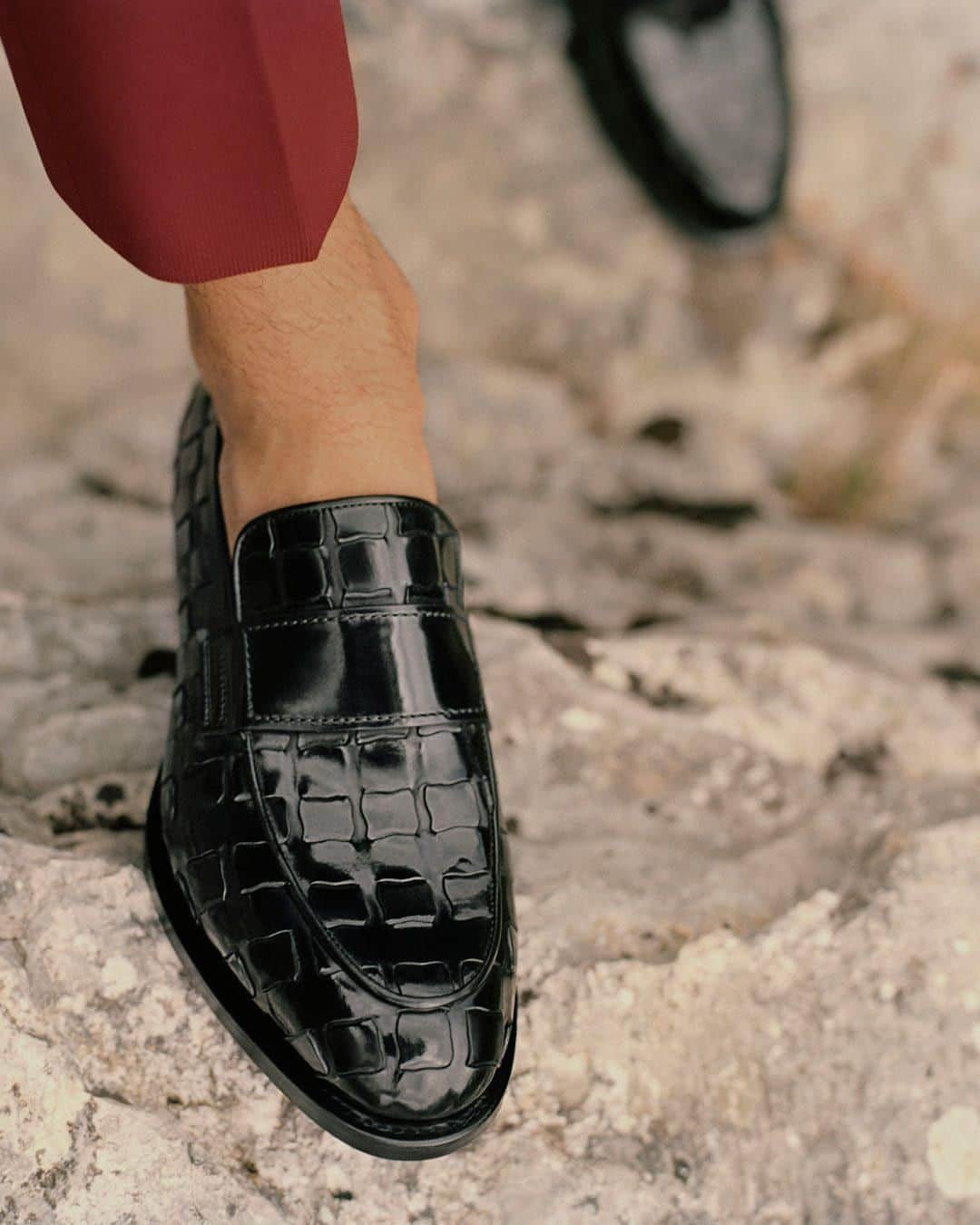 サントーニのインスタグラム：「A fine chiselled silhouette and exquisite polished finish; this is TRAMA®  the modern interpretation of intertwined motive created on calfskin.  #Santoni #SantoniSS21 #mfw #MilanDigitalFashionWeek #makersofbeauty」