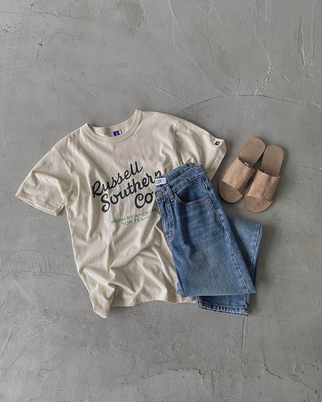 AR Holidayさんのインスタグラム写真 - (AR HolidayInstagram)「＼＼COMING SOON／／ ㅤㅤㅤㅤㅤㅤㅤㅤㅤㅤㅤㅤㅤ 【Russell×Holiday別注】 #ヴィンテージライクロゴTシャツ  ㅤㅤㅤㅤㅤㅤㅤㅤㅤㅤㅤㅤㅤ 大好評のRussell×Holiday 限定別注コラボTシャツが新登場！ フロントに施したヴィンテージライクな ロゴデザインがアクセントに。 この夏にピッタリなおすすめTシャツです◎ ㅤㅤㅤㅤㅤㅤㅤㅤㅤㅤㅤㅤㅤㅤㅤㅤㅤㅤㅤㅤㅤㅤㅤㅤㅤㅤ @arholiday その他新作アイテムも入荷中‼︎ TOPページURLよりチェック✔︎  ㅤㅤㅤㅤㅤㅤㅤㅤㅤㅤㅤㅤㅤ #arholiday #auntierosaholiday #アンティローザホリデー #arh #arh_ootd #fashion #instafashion #coordinate #ootd #outfit #outfitoftheday #instacode #fashonista  #Russellathletic #Russell  #別注Tシャツ　#オリジナルT #ロゴT #ルーズTシャツ」7月17日 21時47分 - arholiday