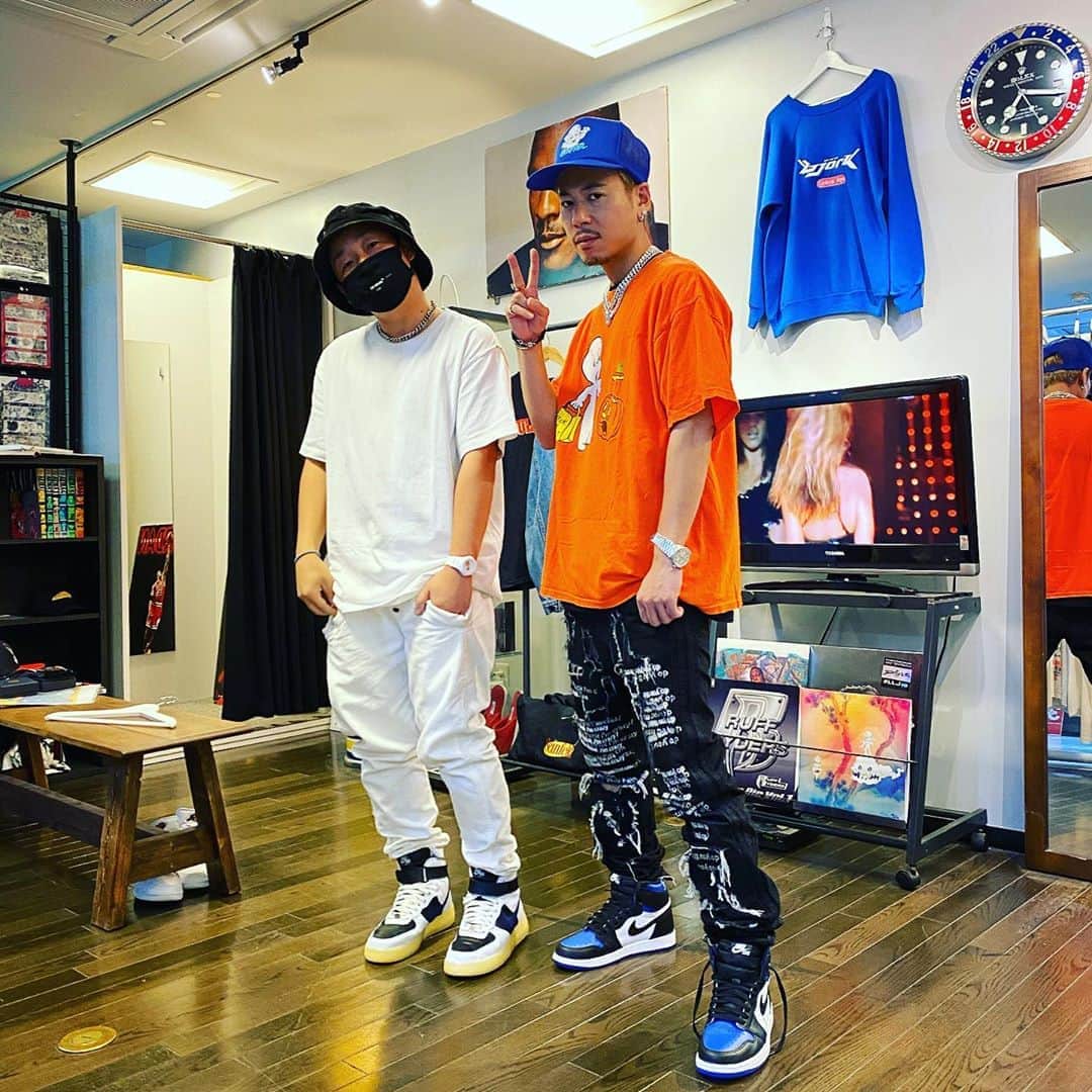 DJ HALのインスタグラム：「@clo_z_official  Shopping🔥 @nissy_1211 君のお店で給付金使いました👌🏾最近服のサイズが変わってしまい😱 Tシャツ問題色々発生してます😭　 #札幌　#ビンテージ」