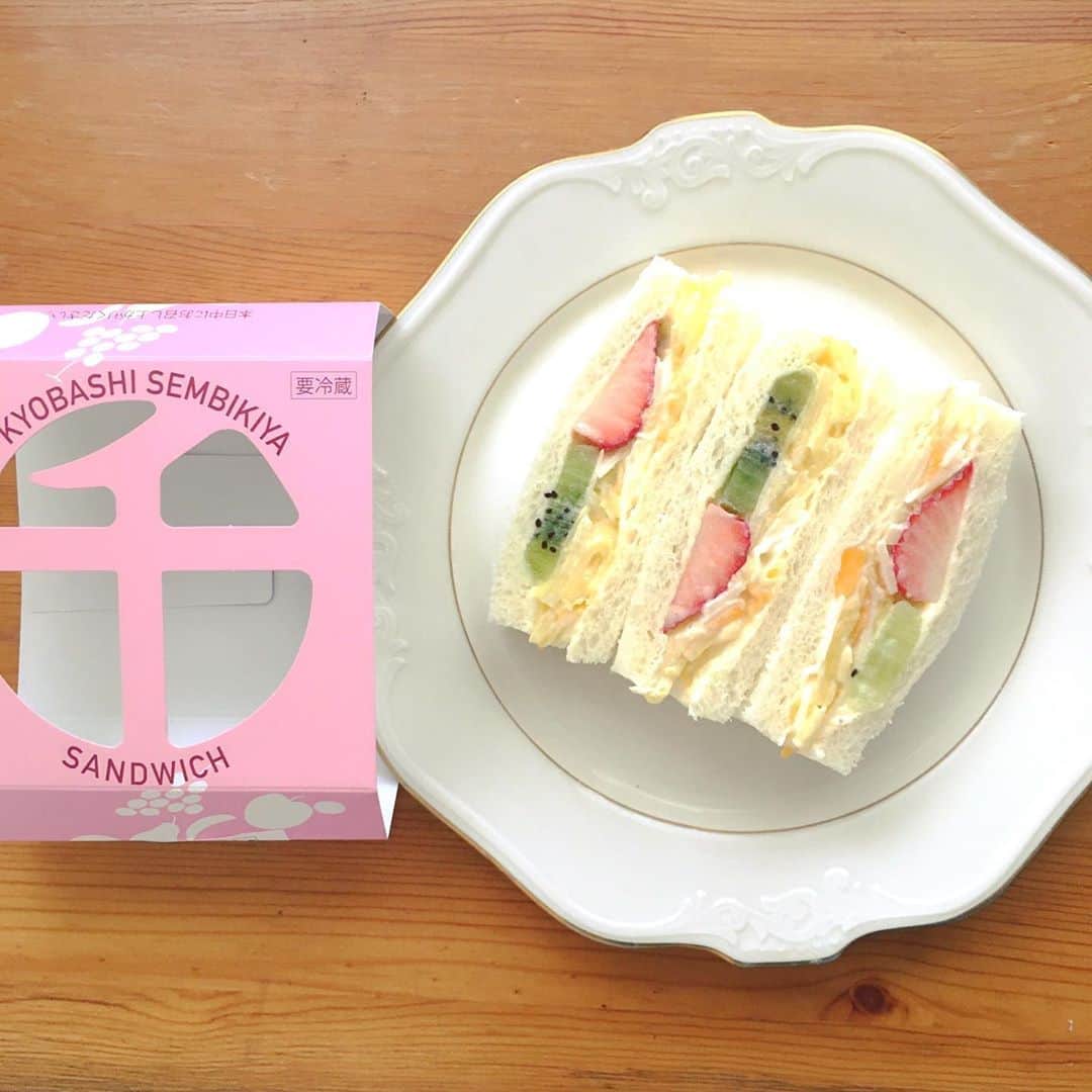 今村沙緒里のインスタグラム：「千疋屋の！ フルーツサンド🍓🥝🍌 ごほうびに。 見た目も味もおいしいー🍴 ・ ありがたいことに… いくつか企画があるので クリエイティブ脳を起こします👀 本や資料を読みこんで また、新しい作品がんばります📘 ・ Fruits sandwich🍓！ Yummy😋 energy charge💜 ・ #fruits #sandwich #yummy #cute #맛있다 #귀여워 #フルーツサンド #千疋屋 #おやつ #おいしいでチャージ」
