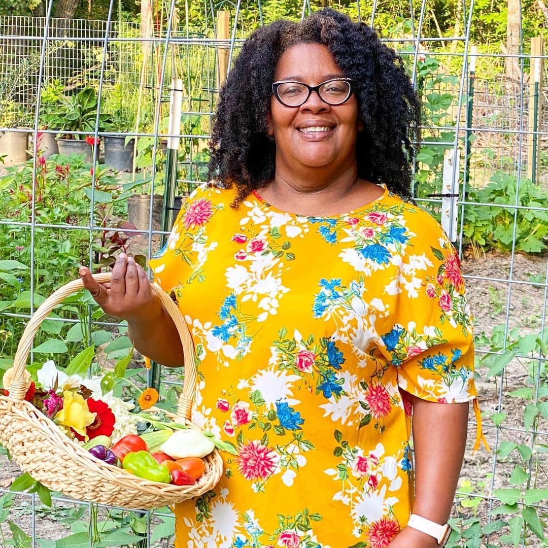 Grace Bonneyのインスタグラム：「Hey everybody it’s Claudia from @theorganizedhomemaker where I encourage people to grow both food and flowers and where I also provide meal ideas for what you grow.  My husband and I are accidental homesteaders but find we wouldn’t choose anything else now.  I want to thank Grace and her team  for giving me the opportunity to take over Design Sponge @designsponge today and share some of my homesteading experiences with you.   I am often asked why I garden and I usually reply “gardening is my therapy”. It relaxes me, helps to improve my mood and decreases my stress.  After my second daughter was born 20 years ago I struggled with postpartum depression and gardening was one thing that helped me find my way out of the abyss. After I was laid off due to COVID19 and my position eliminated gardening once again provided an outlet and helped to alleviate my stress.  With the extra time I had, I was able to expand my vegetable garden to 2400 square feet.  Come along as we take a look at my garden and discuss my plans for the homestead.   Please check back later today as I will be sharing other black homesteading accounts that may inspire you to become a homesteader.」