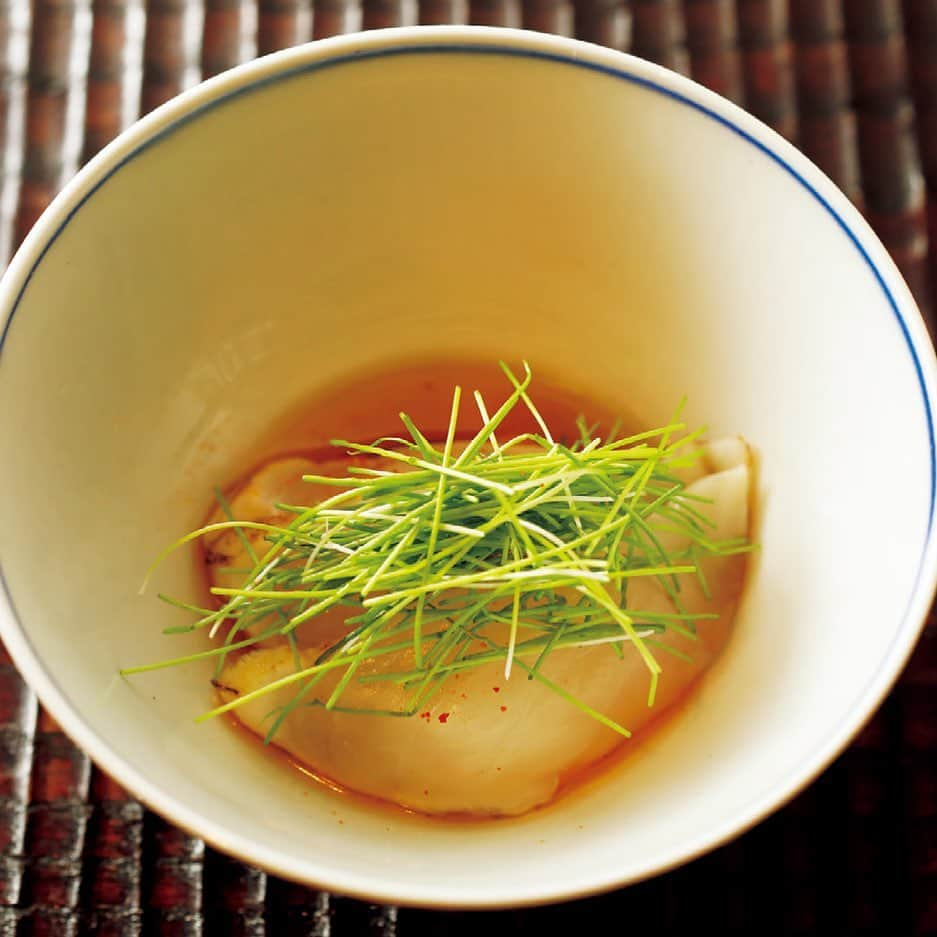 東京カレンダーさんのインスタグラム写真 - (東京カレンダーInstagram)「神戸の美食家たちを唸らせてきた極上和食に本当の「上品」を知る！﻿ 都内屈指の美食の街、 #神楽坂 ﻿ 食通の大人たちが足繁く通う店が点在するこの街に、神戸から星つきの和食店が進出した。﻿ ⠀⠀⠀⠀⠀⠀⠀⠀⠀﻿ 写真﻿ ①佐賀牛のシャトーブリアンは、じっくり低温で火入れ。﻿ その芸術的なまでに美しいピンクに酔いしれて。﻿ ⠀⠀⠀⠀⠀⠀⠀⠀⠀﻿ ②淡路島産の天然ふぐ。﻿ その強烈なまでの弾力と桜色に染まった肝の滑らかな味わいに、静かな感動が押し寄せる。　﻿ ⠀⠀⠀⠀⠀⠀⠀⠀⠀﻿ ③蟹ときくらげのお椀。﻿ 澄み切った昆布出汁と柔らかで肉厚なきくらげが好相性。﻿ ⠀⠀⠀⠀⠀⠀⠀⠀⠀﻿ ④伊勢海老と白甘鯛の刺身。京都から直送された天然の白甘鯛は、香ばしく炙られた皮と歯ごたえのある白身が口の中で反発しながらも最後は溶け合う。﻿ ⠀⠀⠀⠀⠀⠀⠀⠀⠀﻿ 料理は昼と夜の二部制だが、いずれも同じコースをいただくスタイル。﻿ ⠀⠀⠀⠀⠀⠀⠀⠀⠀﻿ 料理は冬なら蟹、松茸、春なら筍と、シーズンで扱う素材が異なるため、値段は季節によって変わるが、最低でも1人￥40,000～﻿ ⠀⠀⠀⠀⠀⠀⠀⠀⠀﻿ ※電話番号は非公開で、新規の予約はＷＥＢサイトからのみ。﻿ ⠀⠀⠀⠀⠀⠀⠀⠀⠀﻿ ★コースの詳細や店内の様子は﻿ 『月刊誌　東京カレンダー2019 3月号32歳からの東京。』にて﻿ ⠀⠀⠀⠀⠀⠀⠀⠀⠀﻿ 【今回ご紹介したレストラン情報】﻿ 店名▷ #紀茂登﻿ エリア▷#神楽坂 #新宿区　﻿ 電話▷非公開﻿ 予約HP：https://yoyaku.at/crt﻿ ※お問い合わせの際は「""東京カレンダーインスタ""を見た」とお伝えいただければ幸いです。﻿ 住所▷新宿区東五軒町5-5﻿ ⠀⠀⠀⠀⠀⠀⠀⠀⠀﻿ ⠀⠀⠀⠀⠀⠀⠀⠀⠀﻿  ーーーーーーー★ーーーーーーーー⠀⠀⠀⠀⠀⠀⠀⠀⠀﻿ @tokyocalendar プロフィールURLの⠀⠀⠀⠀⠀⠀⠀⠀⠀﻿ 東カレweb（アプリ）では、⠀⠀⠀⠀⠀⠀⠀⠀⠀﻿ 高級グルメ情報や話題のレストラン、⠀⠀⠀⠀⠀⠀⠀⠀⠀﻿ 手土産からテイクアウトグルメなど⠀⠀⠀⠀⠀⠀⠀⠀⠀﻿ 東京のグルメ情報を幅広くご紹介。⠀⠀⠀⠀⠀⠀⠀⠀⠀﻿ そして大人気コンテンツ、東カレweb小説や﻿ トレンドニュースも配信しております。⠀⠀⠀⠀⠀⠀⠀⠀⠀﻿ ーーーーーーーーーーーーーーー ⠀⠀﻿ ⠀⠀⠀⠀⠀⠀⠀⠀⠀﻿ ⠀⠀⠀⠀⠀⠀⠀⠀⠀﻿ #和食 #隠れ屋#東京カレンダー #東カレ #tokyocalendar #東京グルメ #日本グルメ #日本美食 #東京美食 #ディナーデート  #japanesefood  #大人デート#デートプラン#高級料理 #ディナーデート #大人の休日 #高級レストラン #高級料理　#神楽坂グルメ」7月17日 21時59分 - tokyocalendar