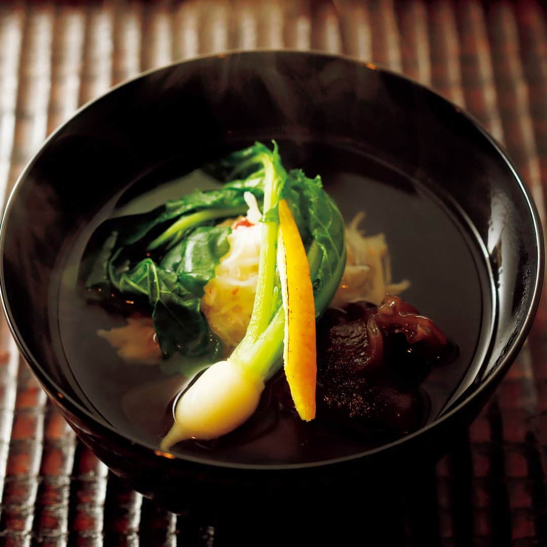 東京カレンダーさんのインスタグラム写真 - (東京カレンダーInstagram)「神戸の美食家たちを唸らせてきた極上和食に本当の「上品」を知る！﻿ 都内屈指の美食の街、 #神楽坂 ﻿ 食通の大人たちが足繁く通う店が点在するこの街に、神戸から星つきの和食店が進出した。﻿ ⠀⠀⠀⠀⠀⠀⠀⠀⠀﻿ 写真﻿ ①佐賀牛のシャトーブリアンは、じっくり低温で火入れ。﻿ その芸術的なまでに美しいピンクに酔いしれて。﻿ ⠀⠀⠀⠀⠀⠀⠀⠀⠀﻿ ②淡路島産の天然ふぐ。﻿ その強烈なまでの弾力と桜色に染まった肝の滑らかな味わいに、静かな感動が押し寄せる。　﻿ ⠀⠀⠀⠀⠀⠀⠀⠀⠀﻿ ③蟹ときくらげのお椀。﻿ 澄み切った昆布出汁と柔らかで肉厚なきくらげが好相性。﻿ ⠀⠀⠀⠀⠀⠀⠀⠀⠀﻿ ④伊勢海老と白甘鯛の刺身。京都から直送された天然の白甘鯛は、香ばしく炙られた皮と歯ごたえのある白身が口の中で反発しながらも最後は溶け合う。﻿ ⠀⠀⠀⠀⠀⠀⠀⠀⠀﻿ 料理は昼と夜の二部制だが、いずれも同じコースをいただくスタイル。﻿ ⠀⠀⠀⠀⠀⠀⠀⠀⠀﻿ 料理は冬なら蟹、松茸、春なら筍と、シーズンで扱う素材が異なるため、値段は季節によって変わるが、最低でも1人￥40,000～﻿ ⠀⠀⠀⠀⠀⠀⠀⠀⠀﻿ ※電話番号は非公開で、新規の予約はＷＥＢサイトからのみ。﻿ ⠀⠀⠀⠀⠀⠀⠀⠀⠀﻿ ★コースの詳細や店内の様子は﻿ 『月刊誌　東京カレンダー2019 3月号32歳からの東京。』にて﻿ ⠀⠀⠀⠀⠀⠀⠀⠀⠀﻿ 【今回ご紹介したレストラン情報】﻿ 店名▷ #紀茂登﻿ エリア▷#神楽坂 #新宿区　﻿ 電話▷非公開﻿ 予約HP：https://yoyaku.at/crt﻿ ※お問い合わせの際は「""東京カレンダーインスタ""を見た」とお伝えいただければ幸いです。﻿ 住所▷新宿区東五軒町5-5﻿ ⠀⠀⠀⠀⠀⠀⠀⠀⠀﻿ ⠀⠀⠀⠀⠀⠀⠀⠀⠀﻿  ーーーーーーー★ーーーーーーーー⠀⠀⠀⠀⠀⠀⠀⠀⠀﻿ @tokyocalendar プロフィールURLの⠀⠀⠀⠀⠀⠀⠀⠀⠀﻿ 東カレweb（アプリ）では、⠀⠀⠀⠀⠀⠀⠀⠀⠀﻿ 高級グルメ情報や話題のレストラン、⠀⠀⠀⠀⠀⠀⠀⠀⠀﻿ 手土産からテイクアウトグルメなど⠀⠀⠀⠀⠀⠀⠀⠀⠀﻿ 東京のグルメ情報を幅広くご紹介。⠀⠀⠀⠀⠀⠀⠀⠀⠀﻿ そして大人気コンテンツ、東カレweb小説や﻿ トレンドニュースも配信しております。⠀⠀⠀⠀⠀⠀⠀⠀⠀﻿ ーーーーーーーーーーーーーーー ⠀⠀﻿ ⠀⠀⠀⠀⠀⠀⠀⠀⠀﻿ ⠀⠀⠀⠀⠀⠀⠀⠀⠀﻿ #和食 #隠れ屋#東京カレンダー #東カレ #tokyocalendar #東京グルメ #日本グルメ #日本美食 #東京美食 #ディナーデート  #japanesefood  #大人デート#デートプラン#高級料理 #ディナーデート #大人の休日 #高級レストラン #高級料理　#神楽坂グルメ」7月17日 21時59分 - tokyocalendar