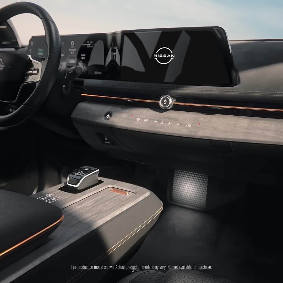 Nissan USA Official Instagram accountのインスタグラム：「Introducing curbside concierge. Connective technology, at your service. #NissanAriya #ElectricVehicle」